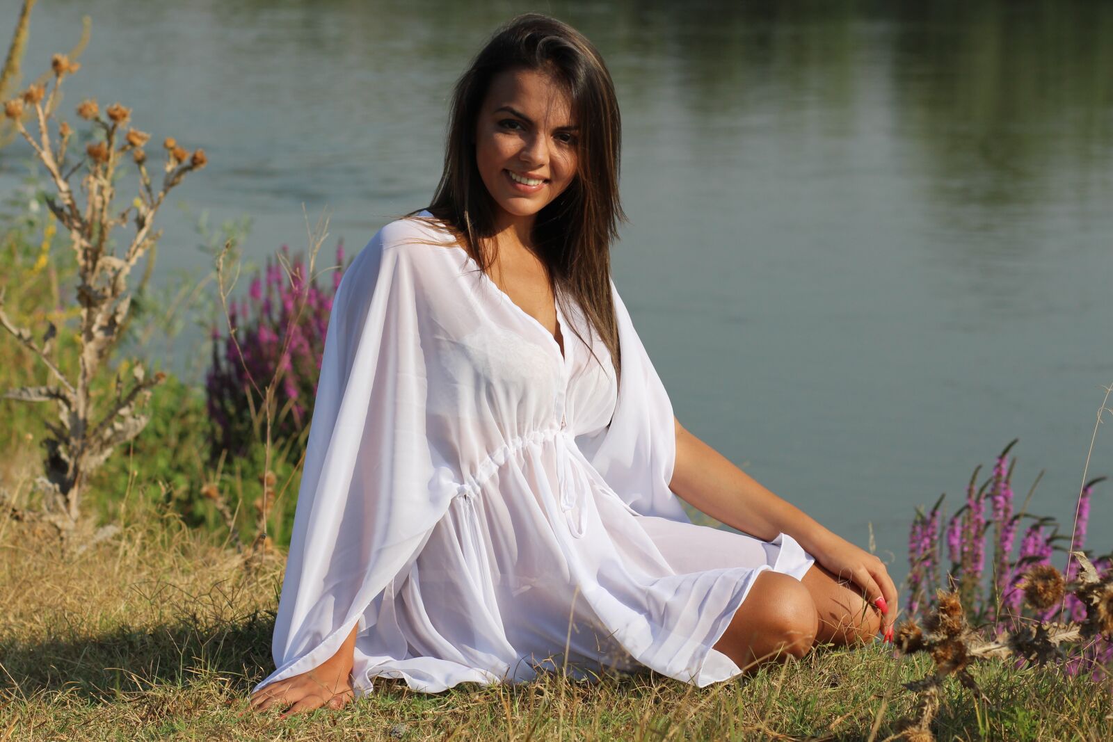 Canon EOS 700D (EOS Rebel T5i / EOS Kiss X7i) + Canon EF 85mm F1.8 USM sample photo. Girl, lake, dress photography