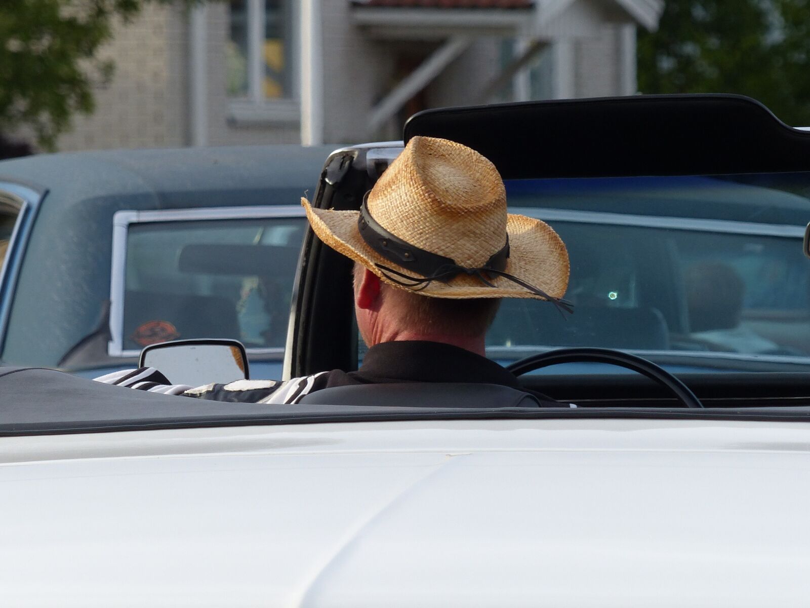 Panasonic Lumix DMC-FZ200 sample photo. Cruising, car, man photography