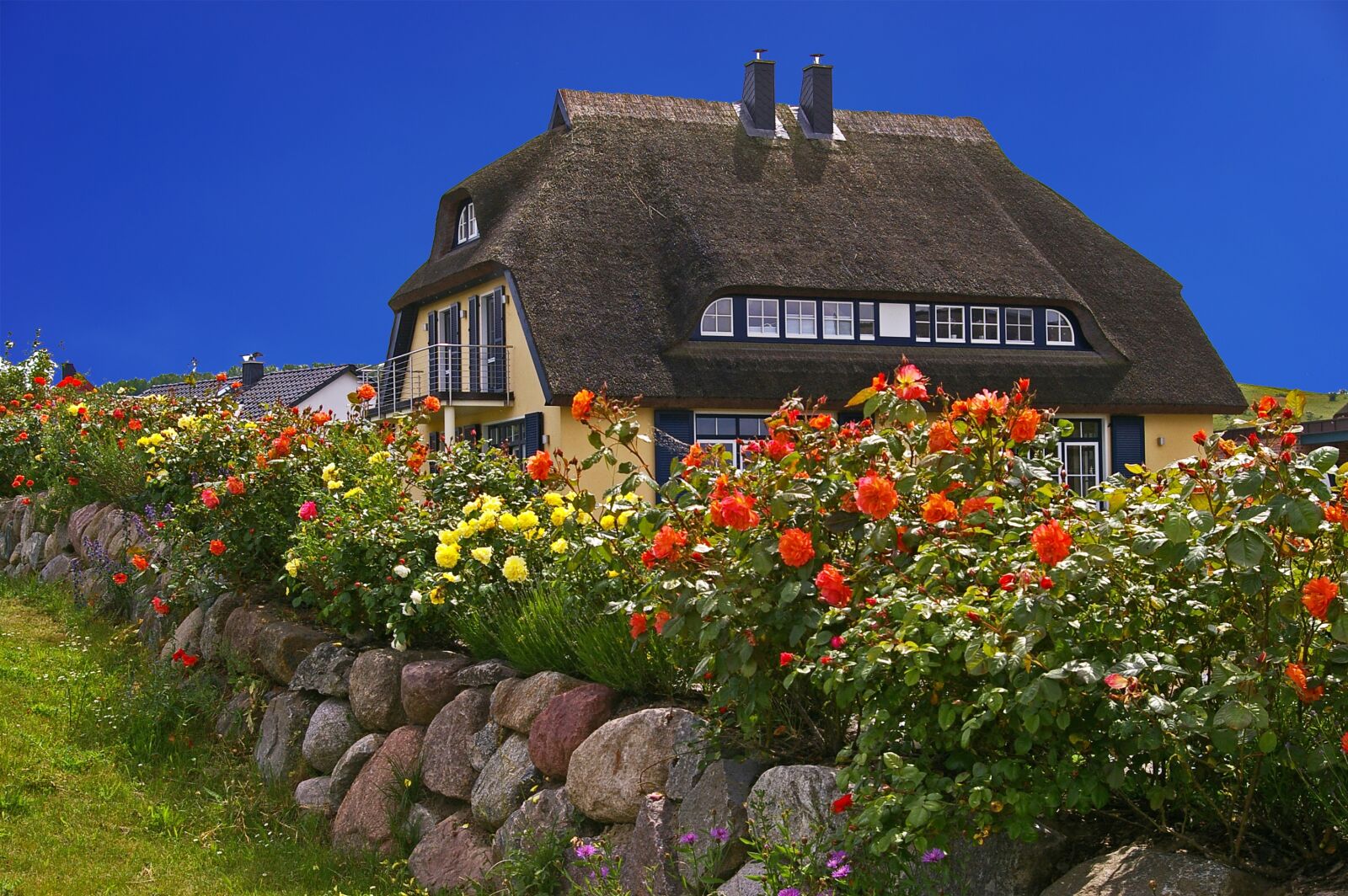 Pentax *ist DL2 sample photo. Rügen, island, thatched photography