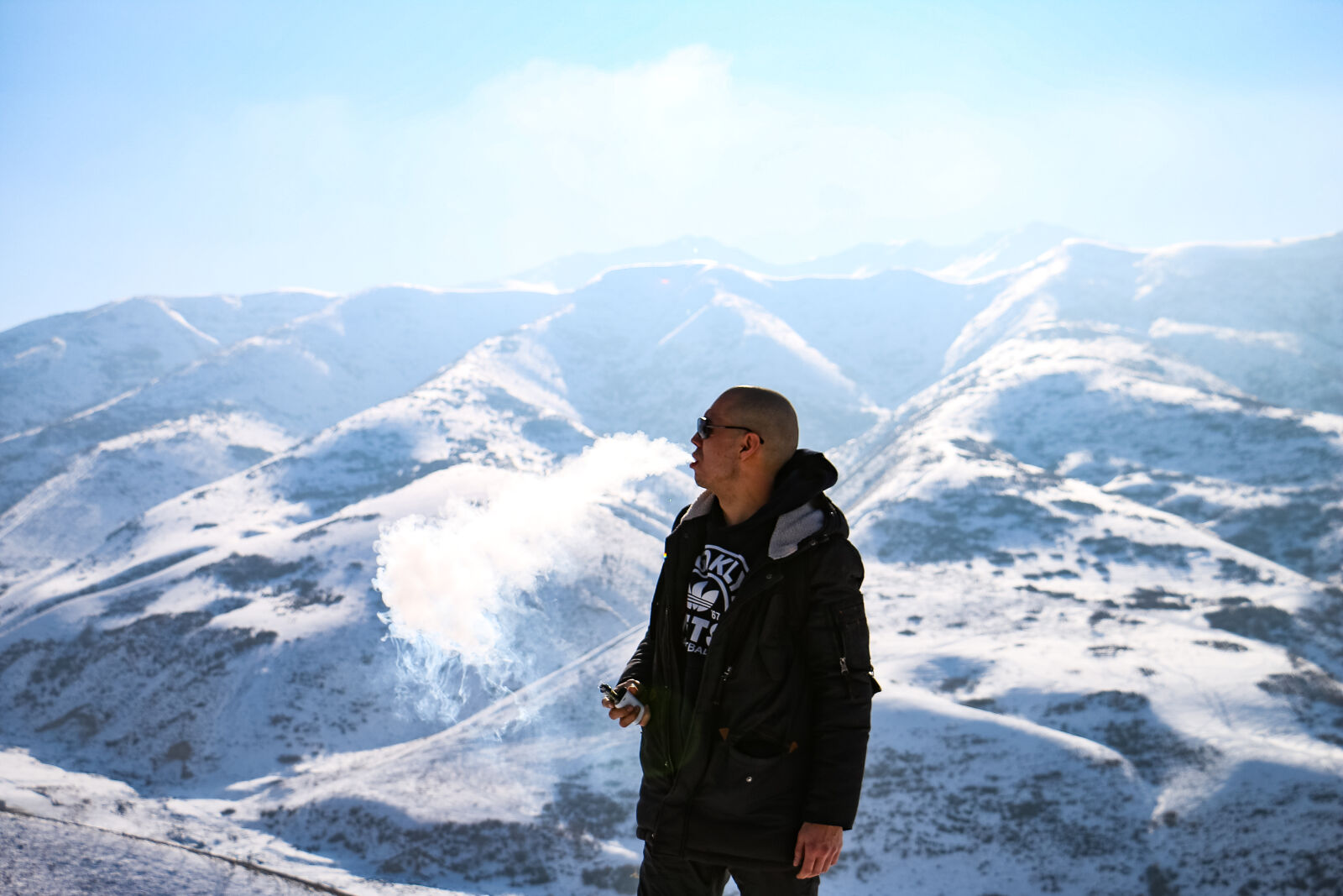 Canon EOS 70D sample photo. Blue, mountains, man, smoking photography