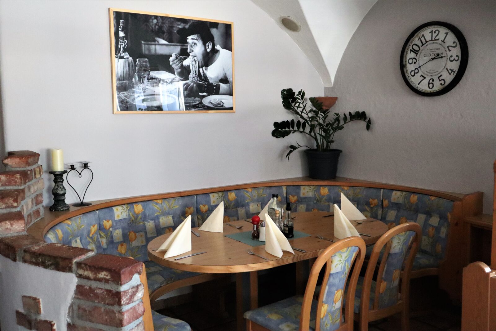 Canon EF-M 15-45mm F3.5-6.3 IS STM sample photo. Dining room, restaurant, table photography