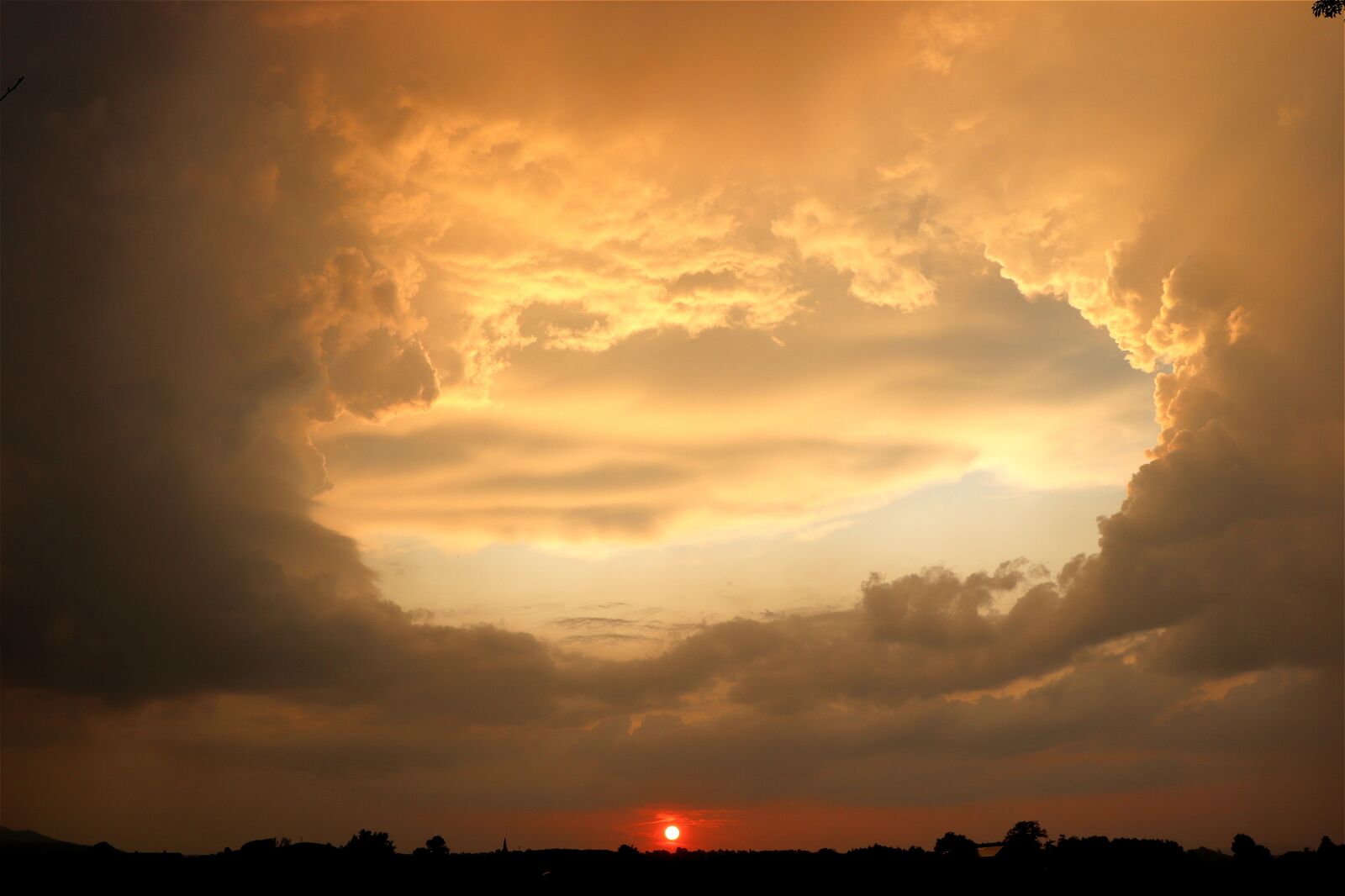 Canon EOS 77D (EOS 9000D / EOS 770D) sample photo. Sunset, clouds, evening photography