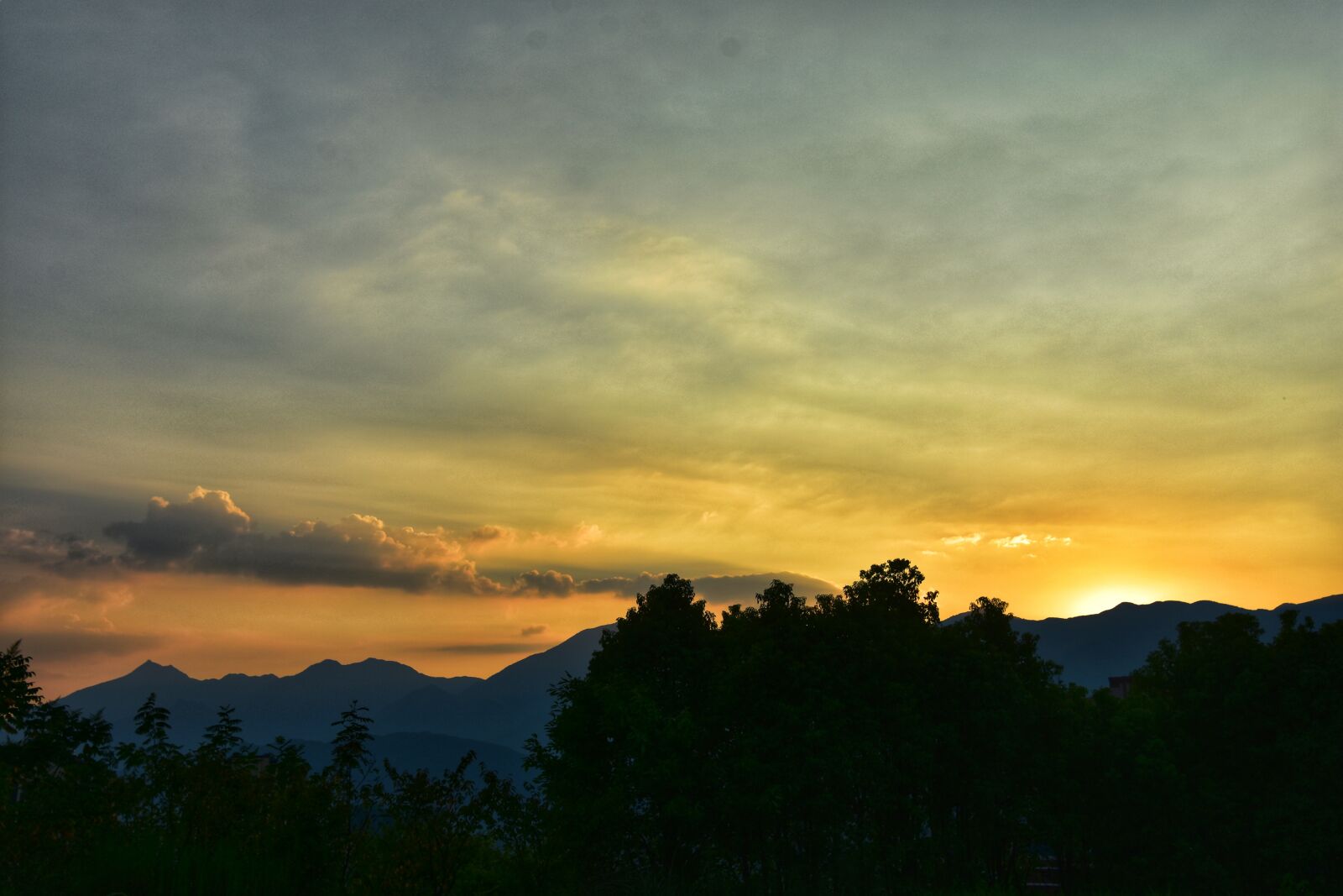 Nikon D7200 sample photo. Sunset, golden yellow, sky photography
