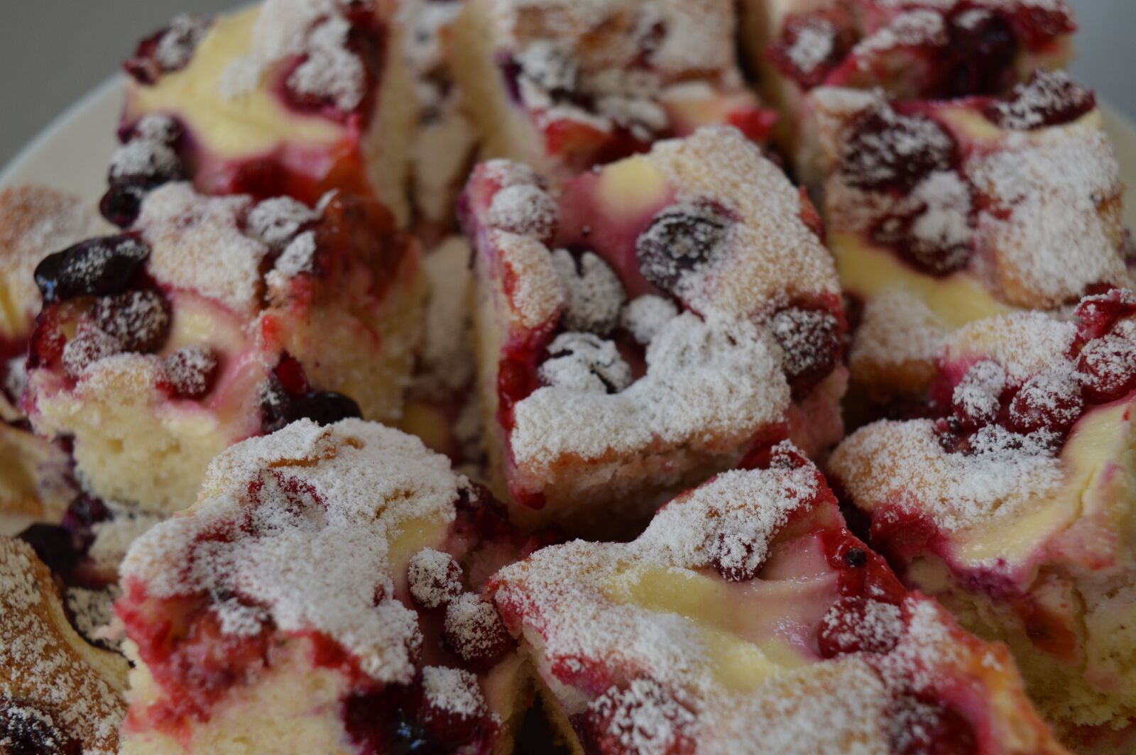 Nikon D3200 sample photo. Bun, sweet, fruit photography