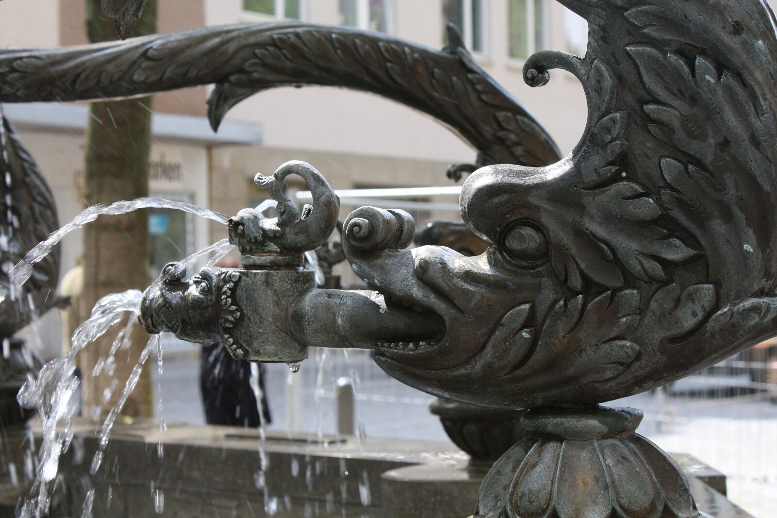 Canon EOS 450D (EOS Rebel XSi / EOS Kiss X2) sample photo. Fountain, fish, water photography