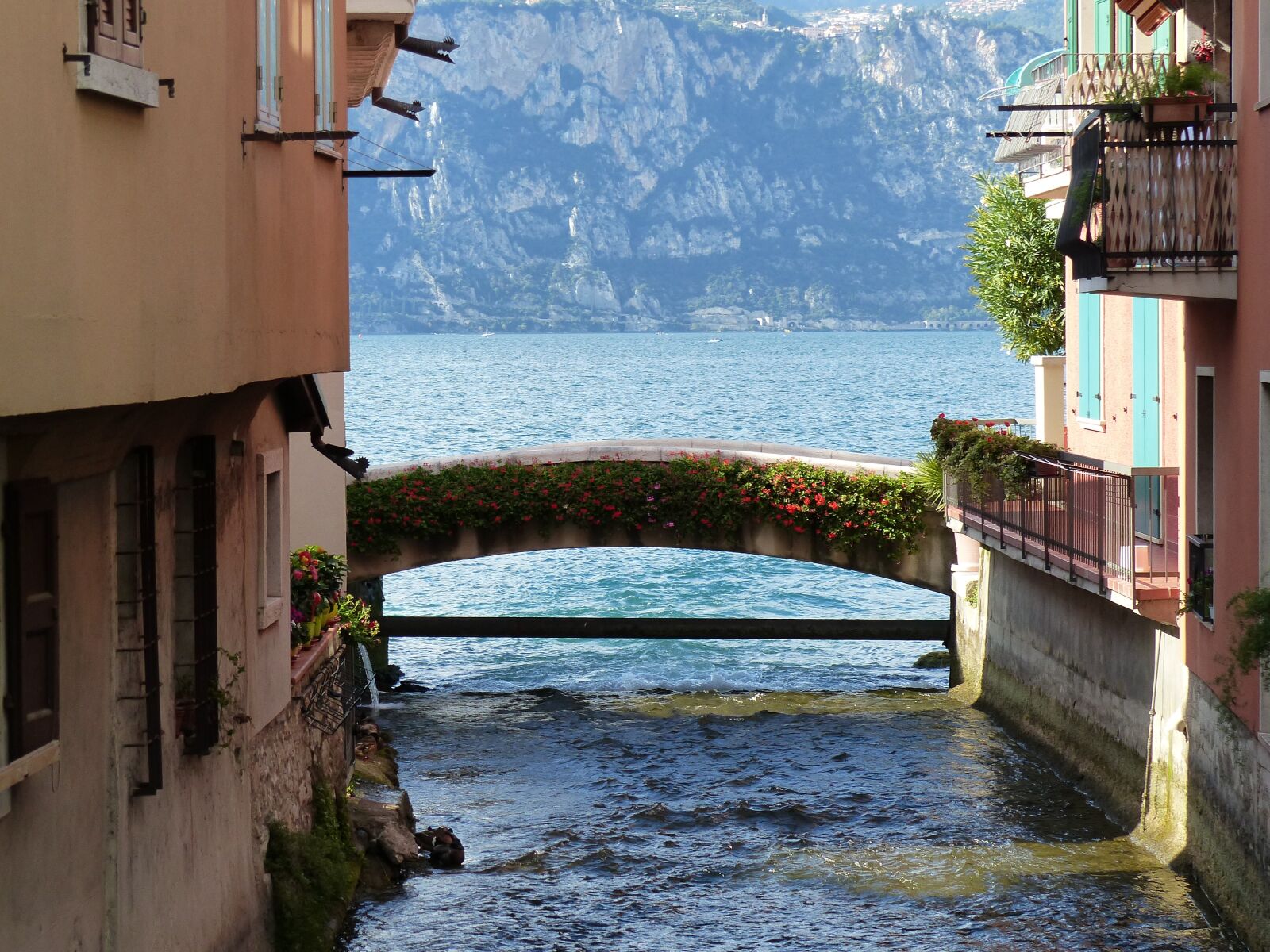 Panasonic Lumix DMC-FZ200 sample photo. Italy, summer, bridge photography