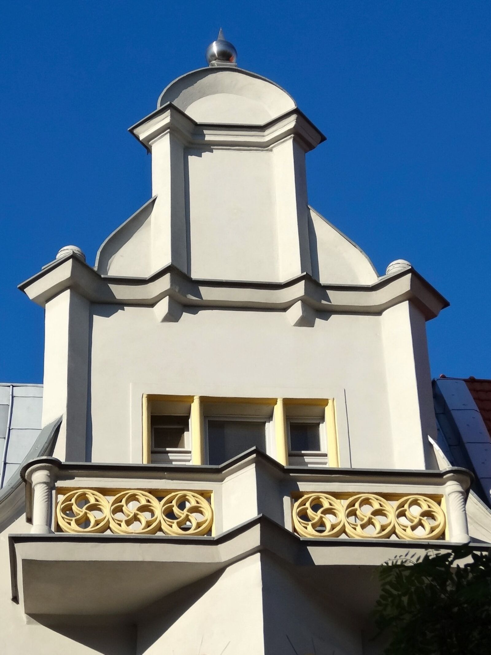 Sony Cyber-shot DSC-HX20V sample photo. Gable, pediment, architecture photography