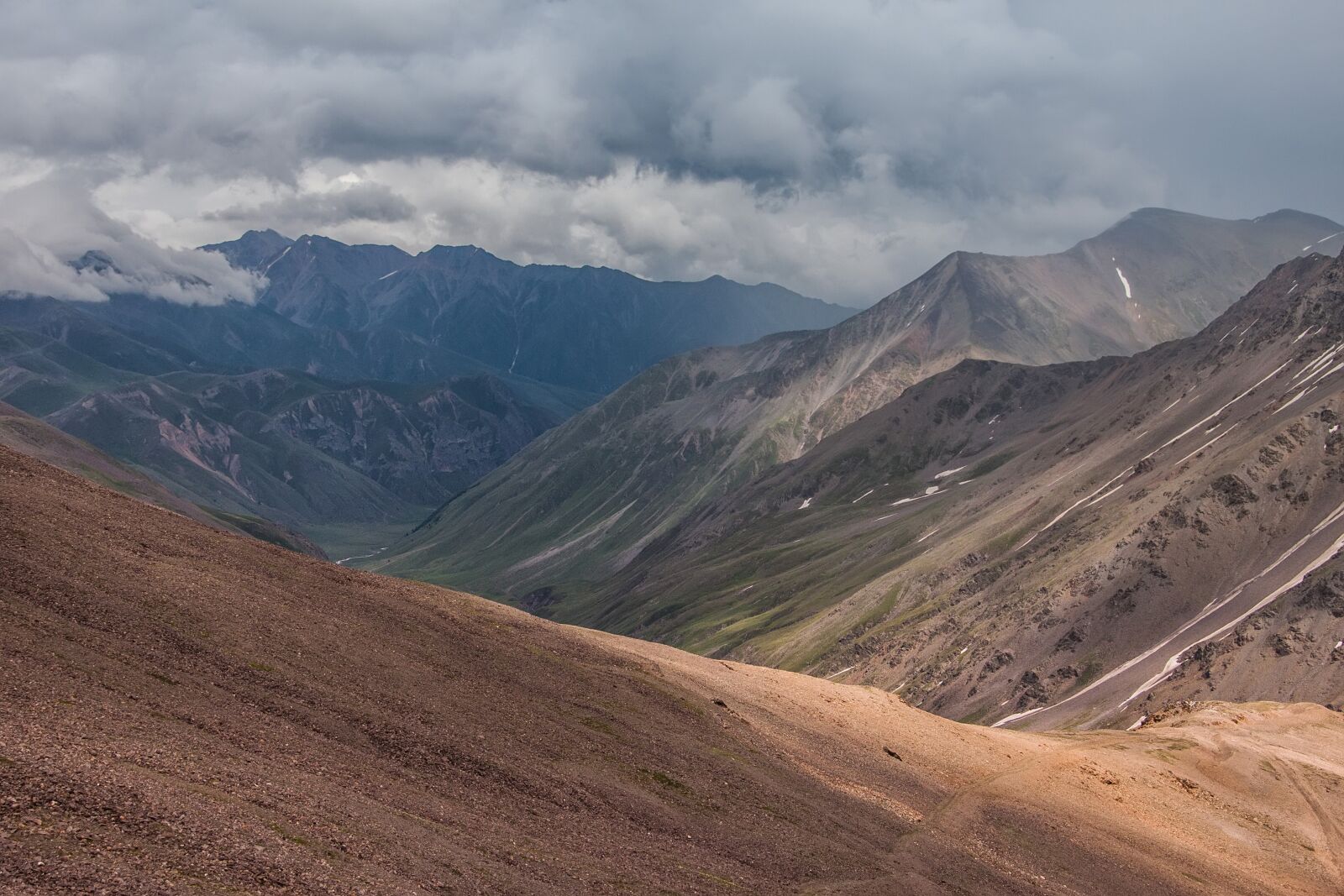 Canon EOS 500D (EOS Rebel T1i / EOS Kiss X3) sample photo. Mountains, clouds, valley photography