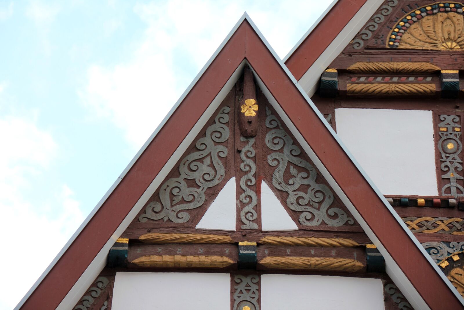 Canon EOS 550D (EOS Rebel T2i / EOS Kiss X4) sample photo. Building, house, truss photography
