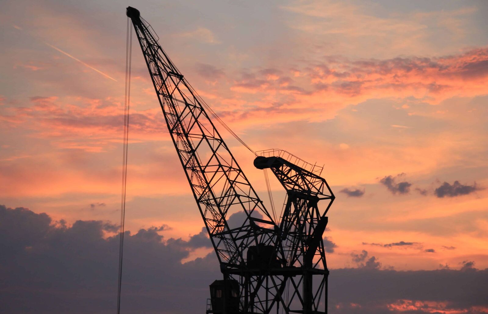 Canon EOS 550D (EOS Rebel T2i / EOS Kiss X4) sample photo. Sunset, sky, industry, crane photography