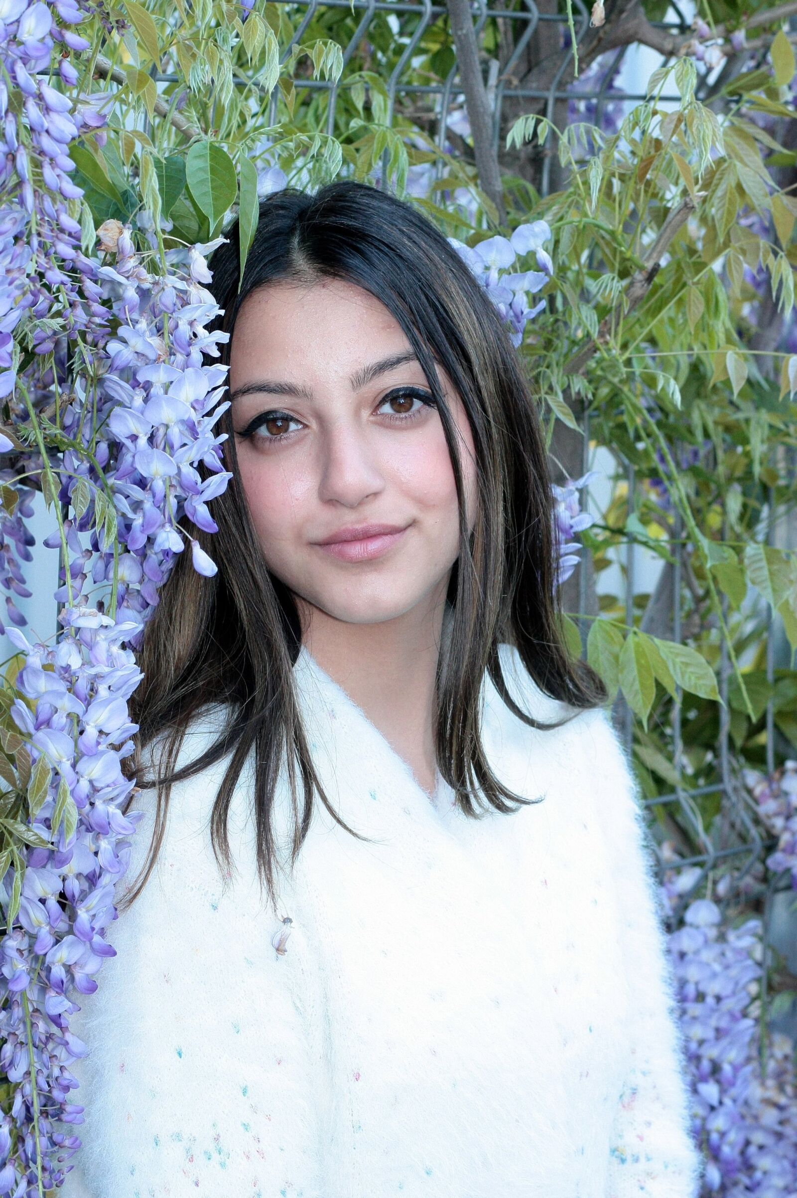Canon EOS 450D (EOS Rebel XSi / EOS Kiss X2) sample photo. Girl, brown eyes, flowers photography