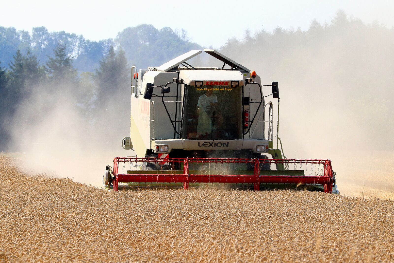 Canon EF 70-300 F4-5.6 IS II USM sample photo. Combine harvester, agriculture, harvest photography