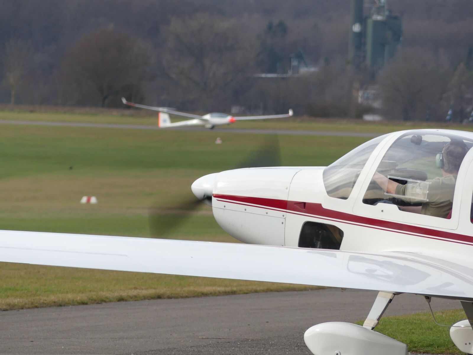 Panasonic Lumix DMC-FZ300 sample photo. Aircraft, glider, airport photography