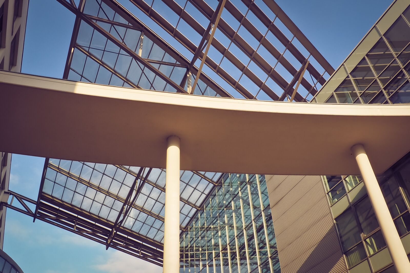 Olympus OM-D E-M10 sample photo. Glass, architecture, modern photography