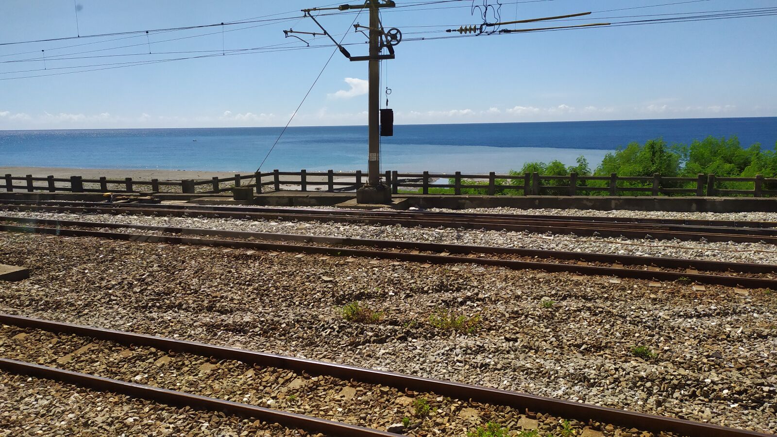 Xiaomi Redmi Note 7 sample photo. Railway, railroad, sea photography