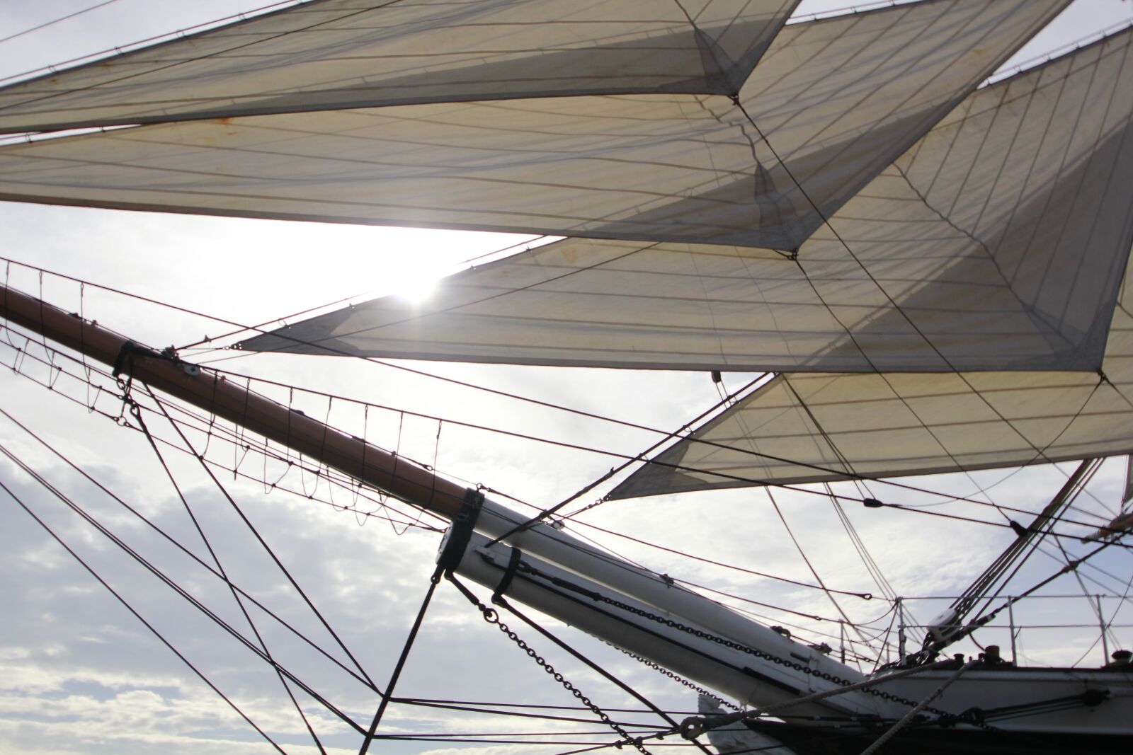 Canon EOS 550D (EOS Rebel T2i / EOS Kiss X4) sample photo. Mast, ship, sun photography