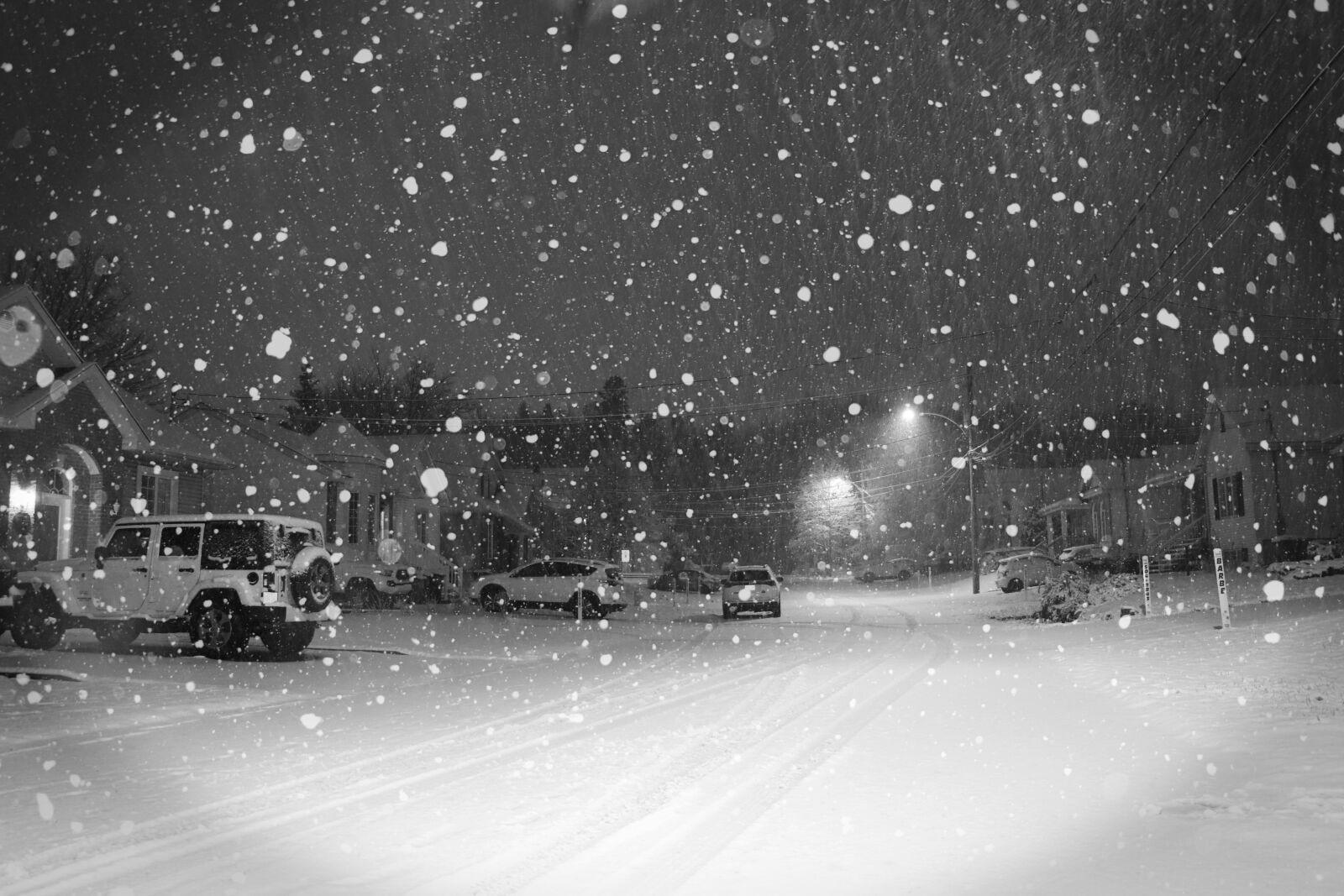 Canon EOS 800D (EOS Rebel T7i / EOS Kiss X9i) sample photo. Snow, street, car photography