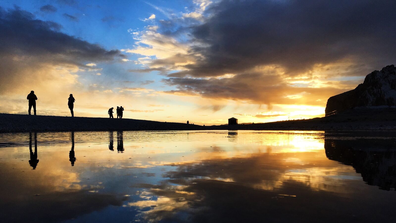 Apple iPhone 6s sample photo. The crowd, sunset, lake photography