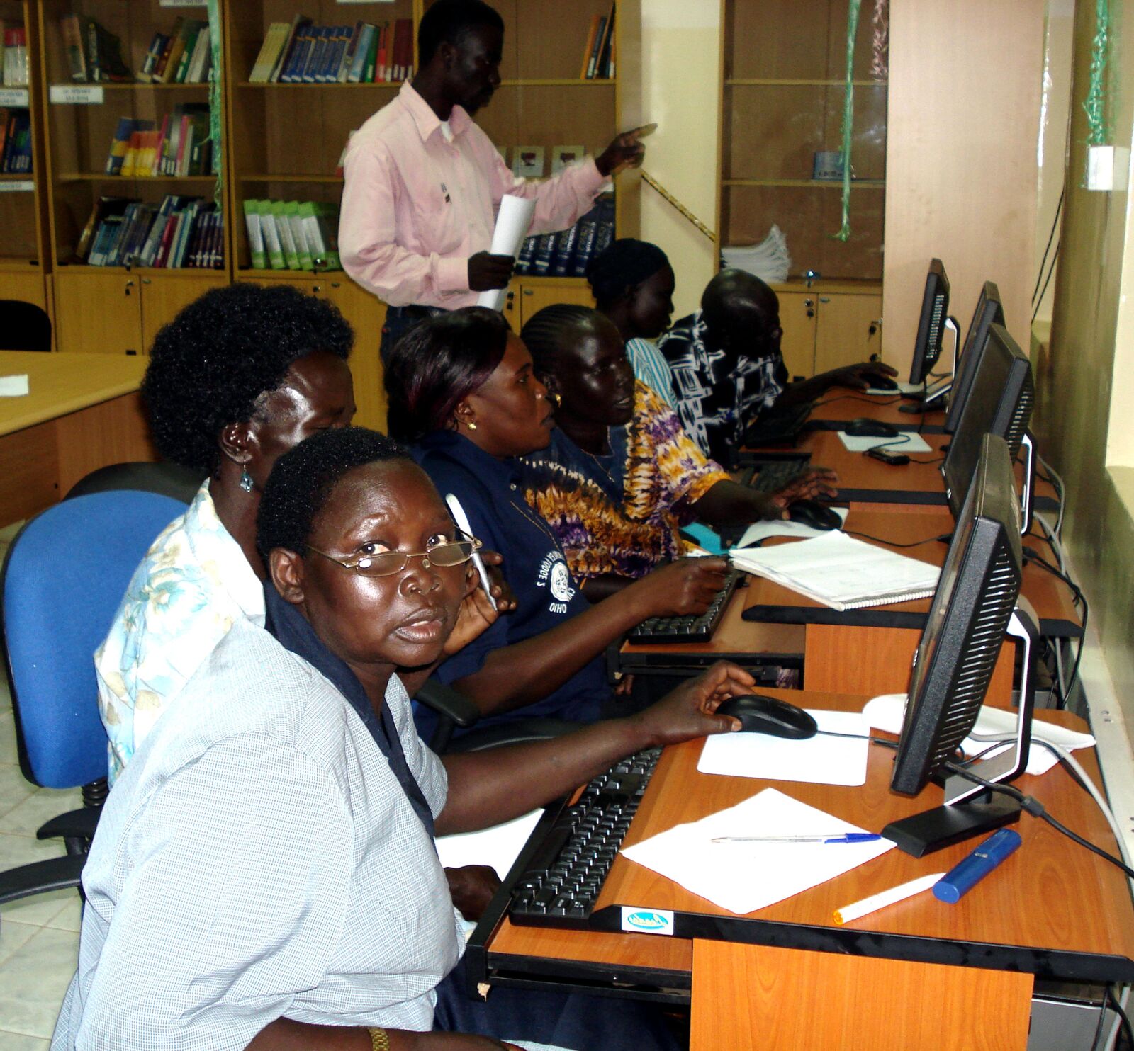 Sony DSC-W55 sample photo. Women, participate, computer, skills photography