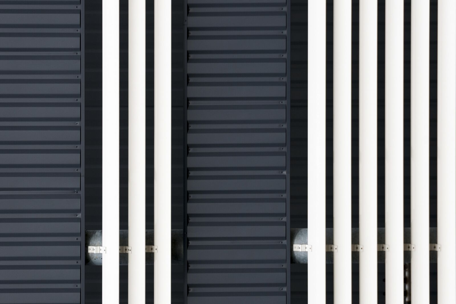Nikon D300S sample photo. Background, facade, metal photography