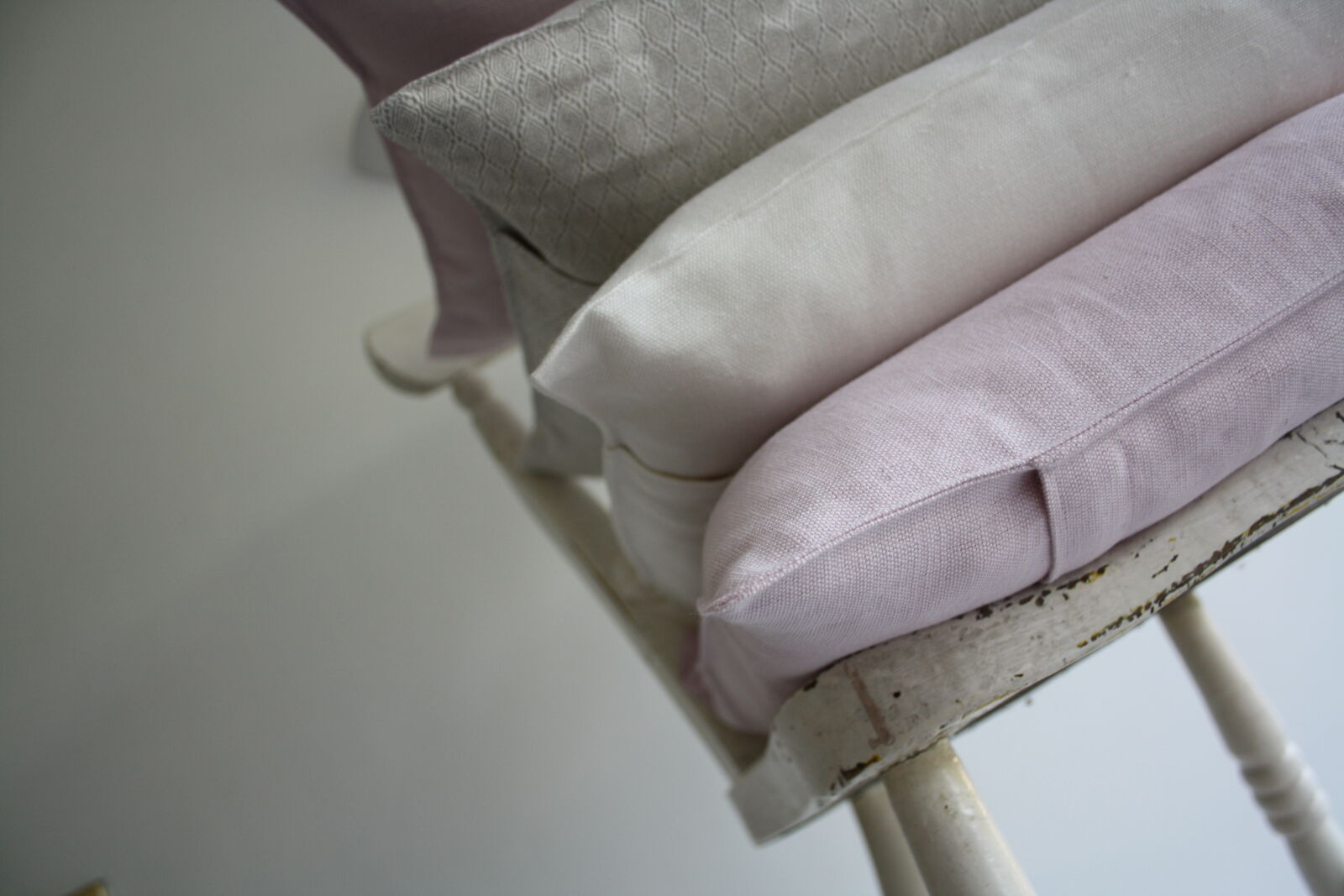 Canon EF-S 18-55mm F3.5-5.6 II sample photo. Chair, cushions, pillows photography
