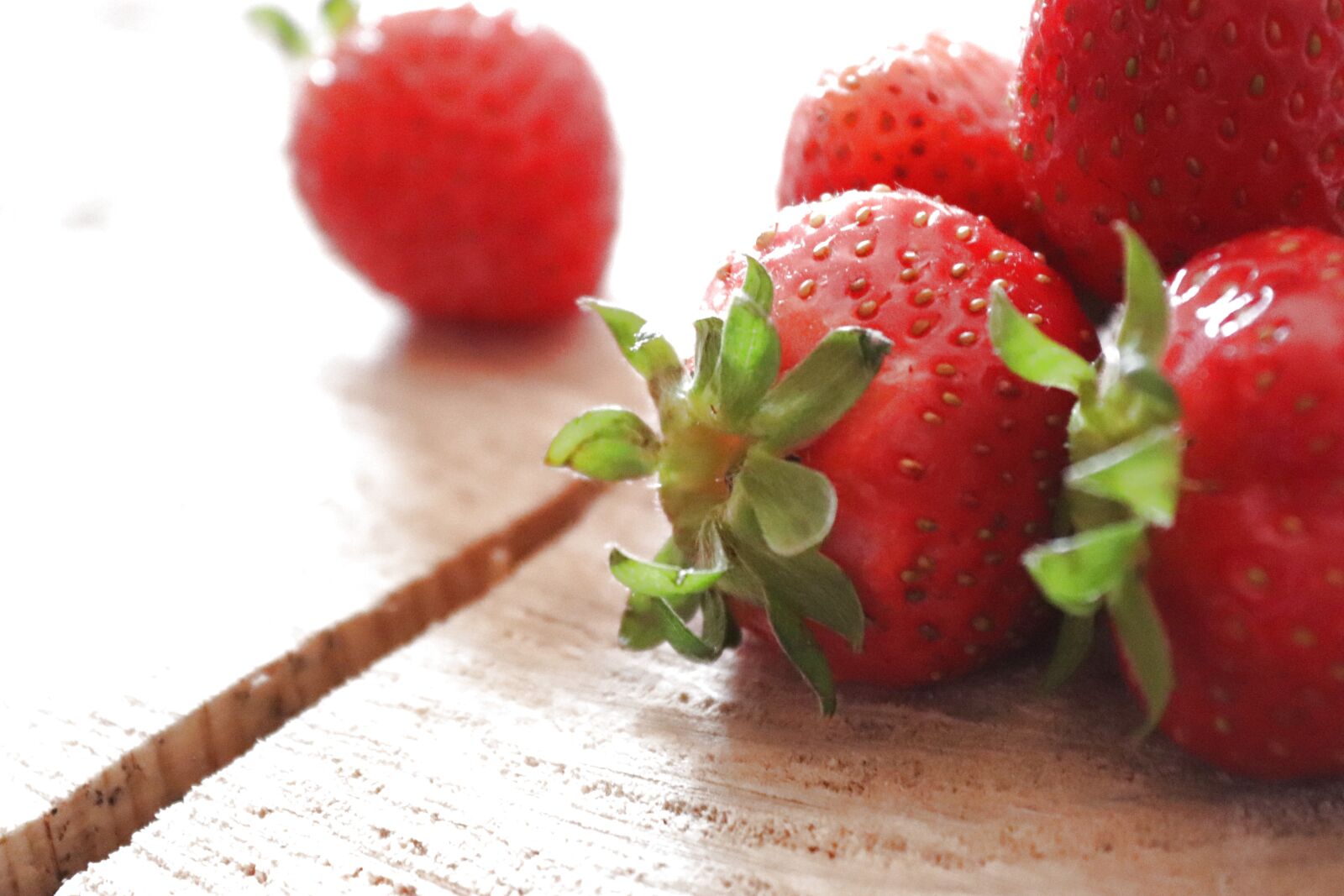 Canon EOS 200D (EOS Rebel SL2 / EOS Kiss X9) sample photo. Strawberry, color, fruit photography