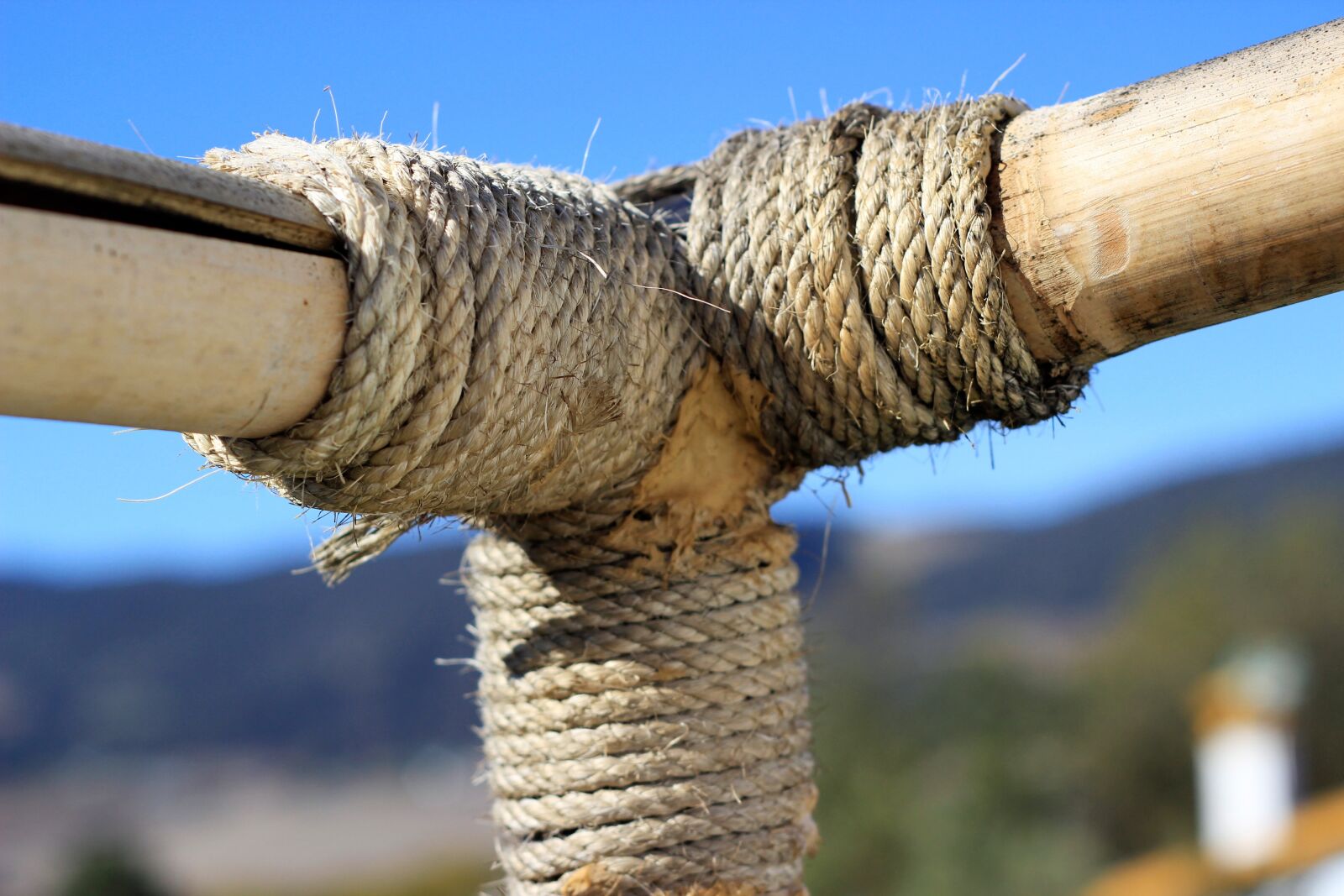 Canon EOS 600D (Rebel EOS T3i / EOS Kiss X5) + Canon EF 50mm F1.8 II sample photo. Rope, beams, wood photography