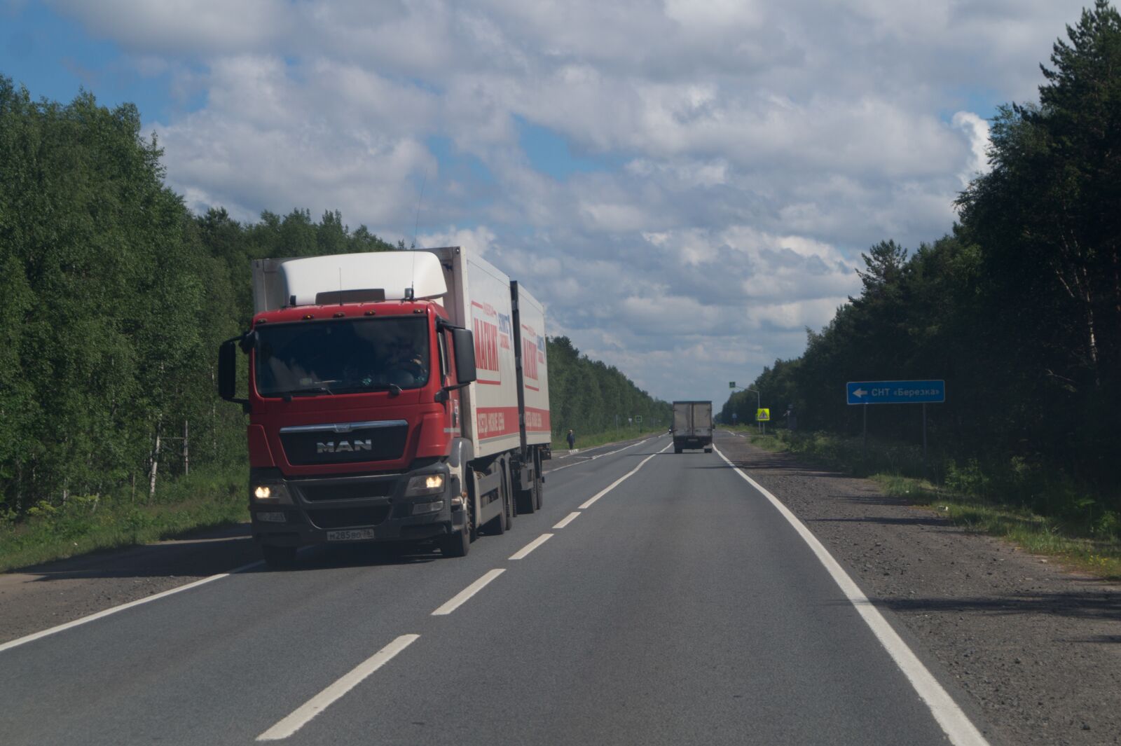 Sony DT 18-55mm F3.5-5.6 SAM II sample photo. Road, track, truck photography