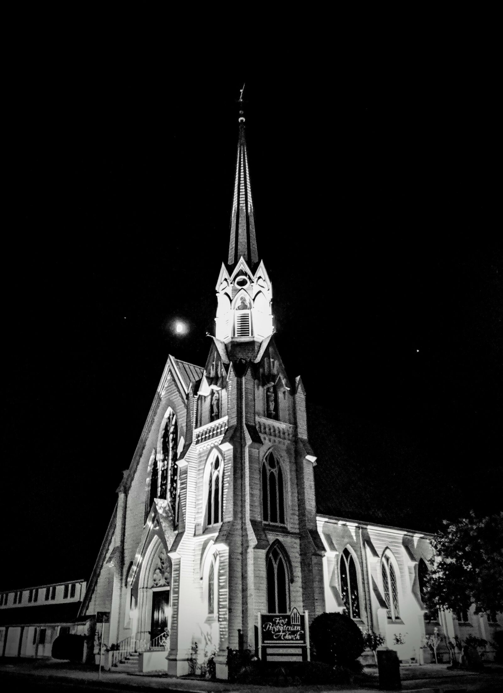 Google Pixel 3 XL sample photo. Black and white, church photography