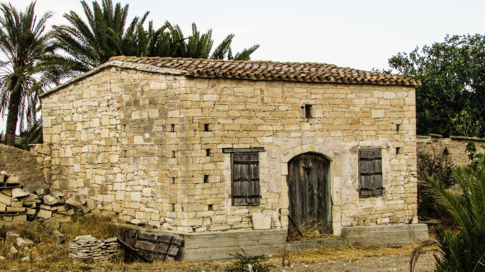 Canon PowerShot SX400 IS sample photo. Storehouse, stone built, architecture photography