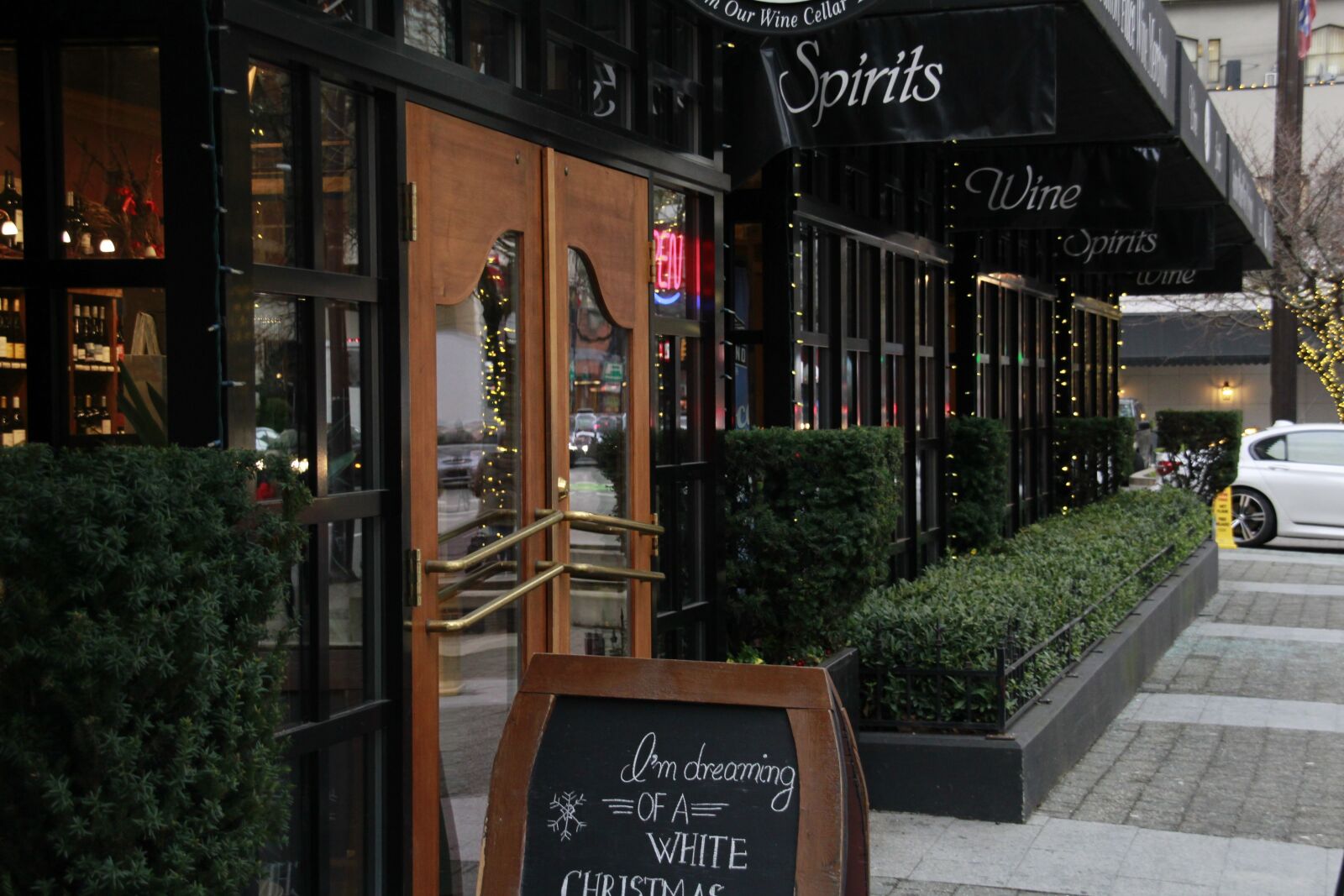 Canon EOS 1200D (EOS Rebel T5 / EOS Kiss X70 / EOS Hi) sample photo. Wine shop, street, drink photography