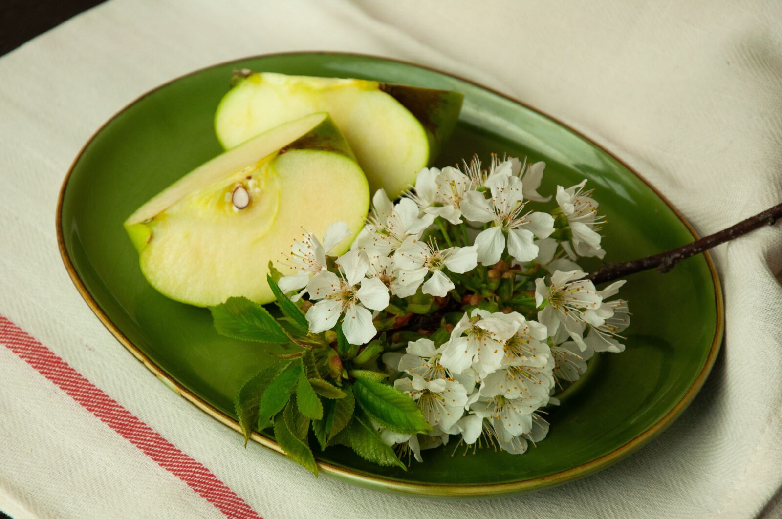 Nikon D90 sample photo. Apple, green apple, fruit photography