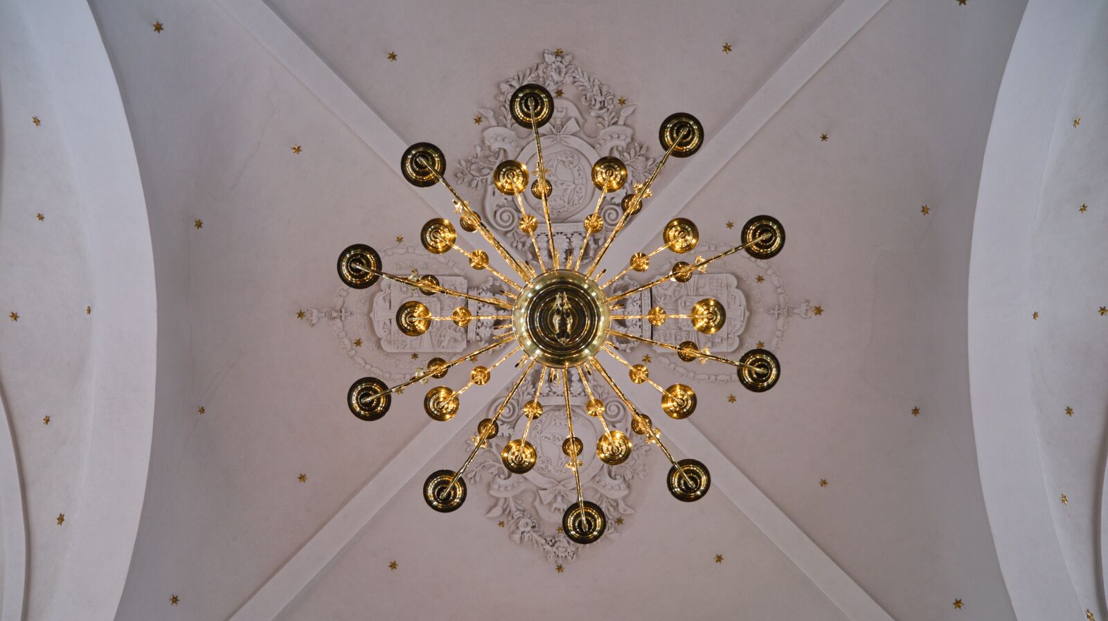 Fujifilm XF 18-55mm F2.8-4 R LM OIS sample photo. Chandelier, vintage, religious photography