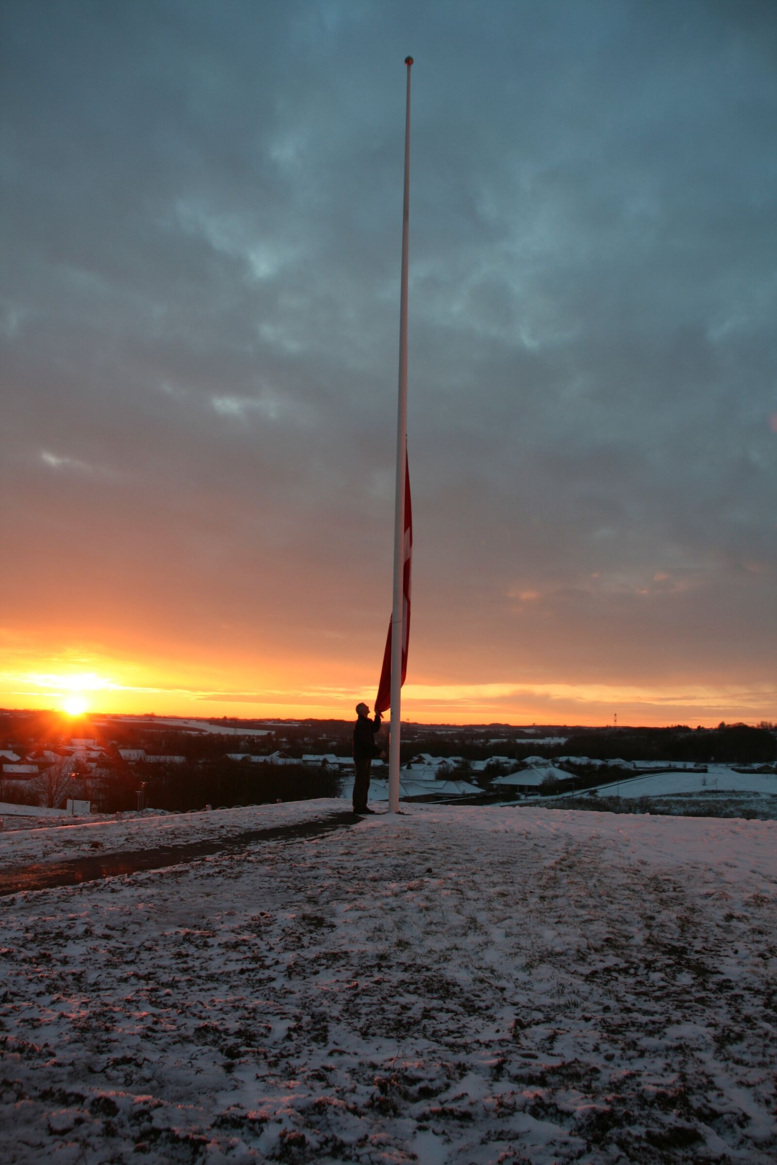 Canon EOS 350D (EOS Digital Rebel XT / EOS Kiss Digital N) sample photo. Sunset, flagpole, snow photography