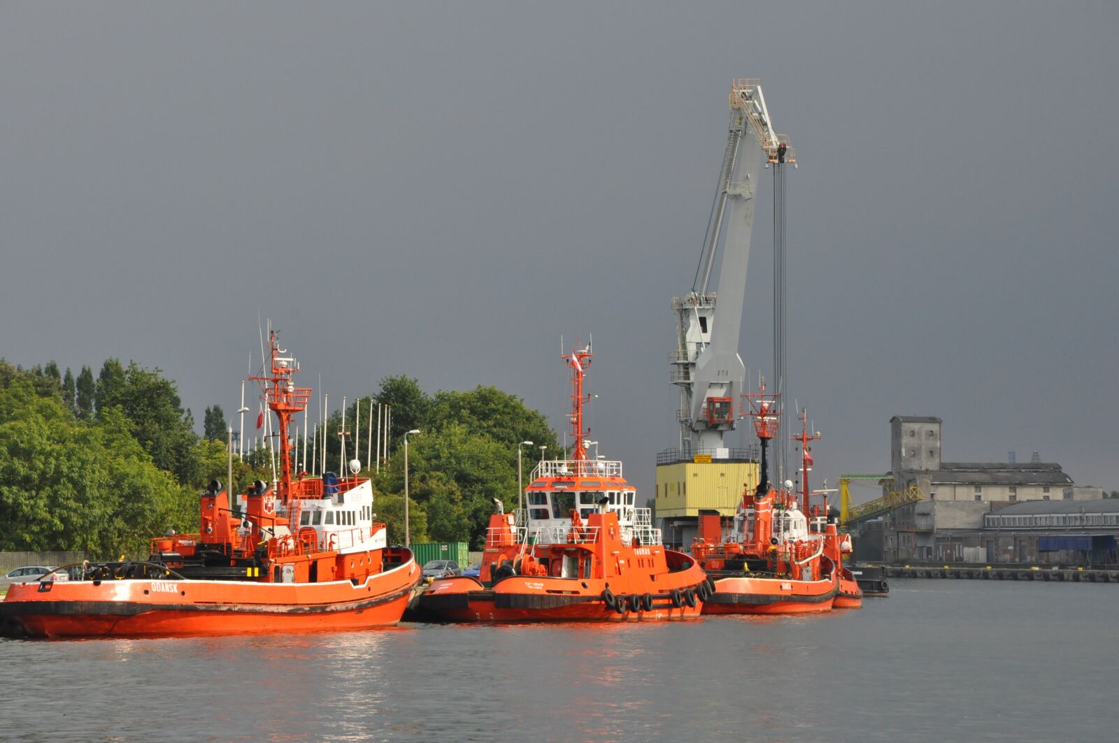 Nikon D90 sample photo. Ship, tracker, port photography