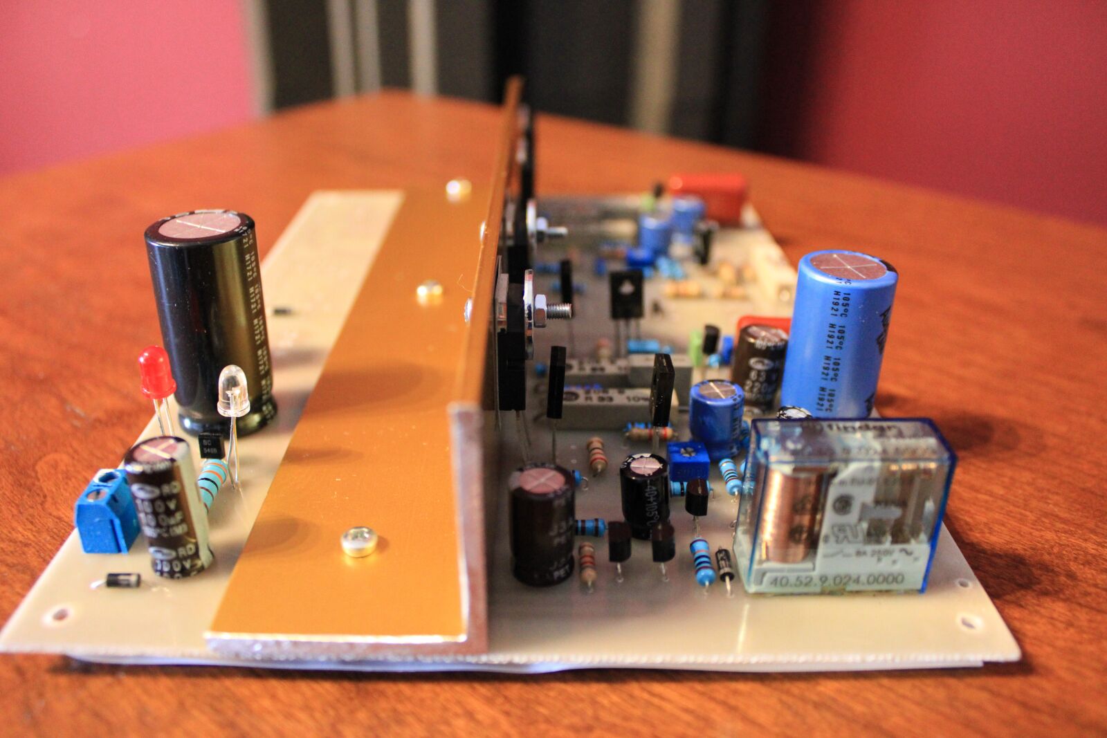 Canon EOS 2000D (EOS Rebel T7 / EOS Kiss X90 / EOS 1500D) sample photo. Amplifier, electronics, transistor photography