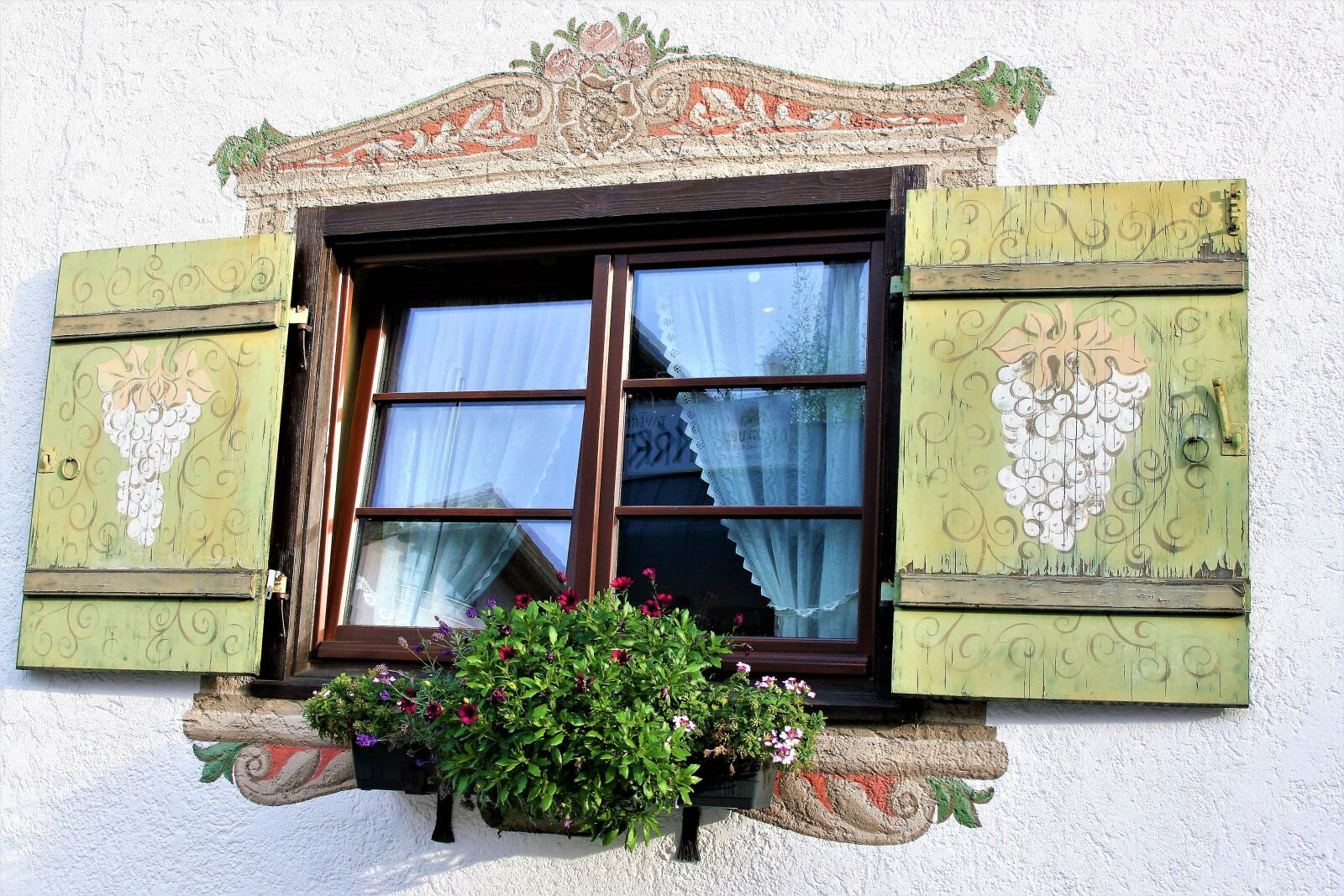 Canon EOS 400D (EOS Digital Rebel XTi / EOS Kiss Digital X) sample photo. Window, shutters, ancient photography