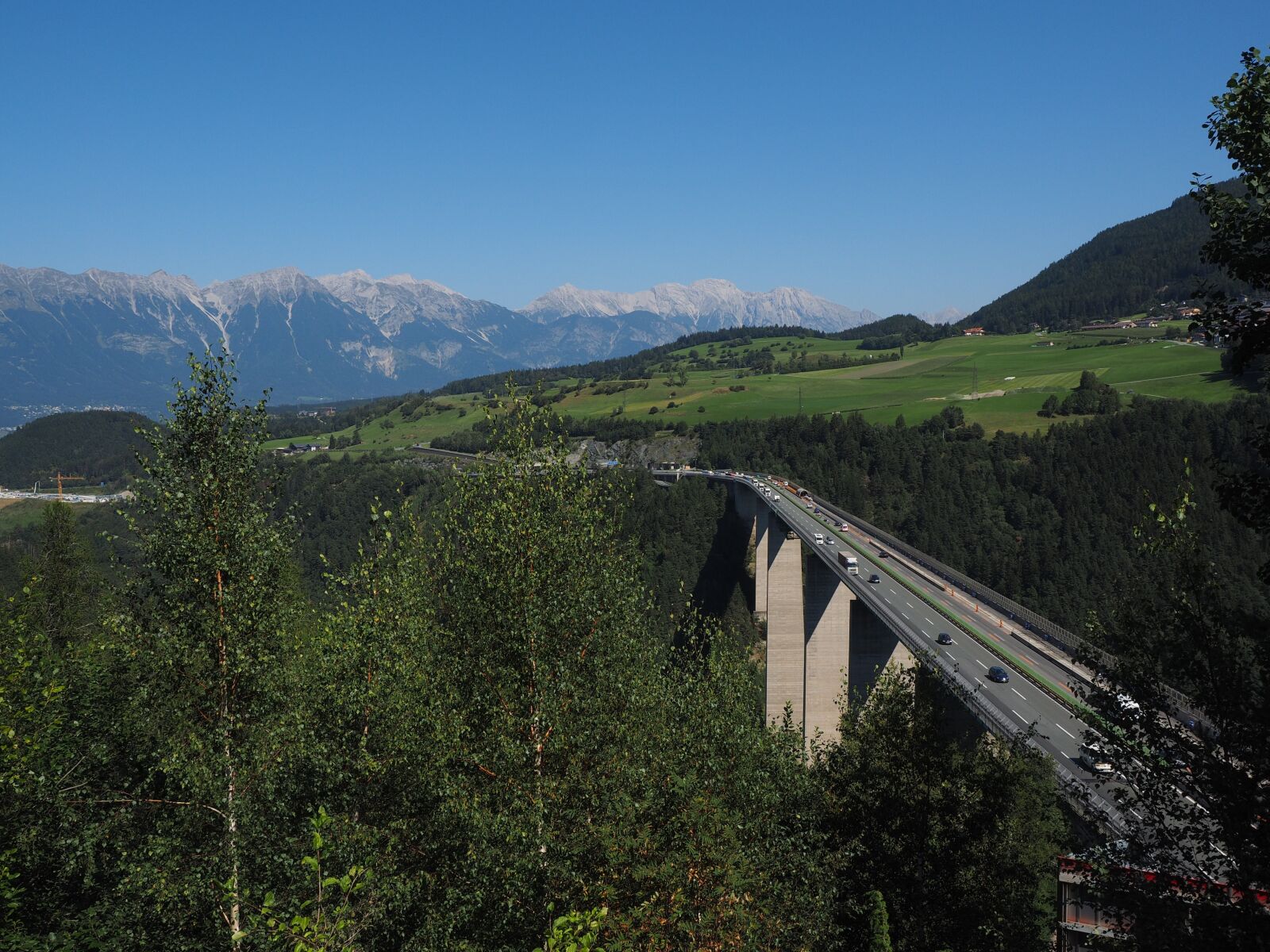 Olympus OM-D E-M1 + Olympus M.Zuiko Digital ED 12-40mm F2.8 Pro sample photo. Europe bridge, bridge, highway photography