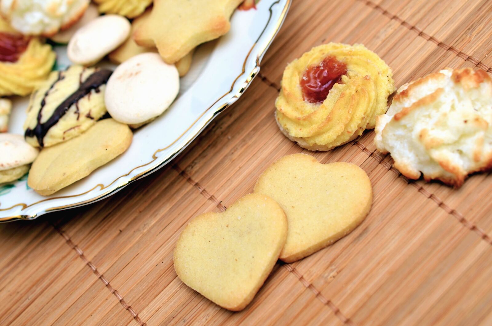 Nikon D5100 sample photo. Plate, table, cake, delicious photography