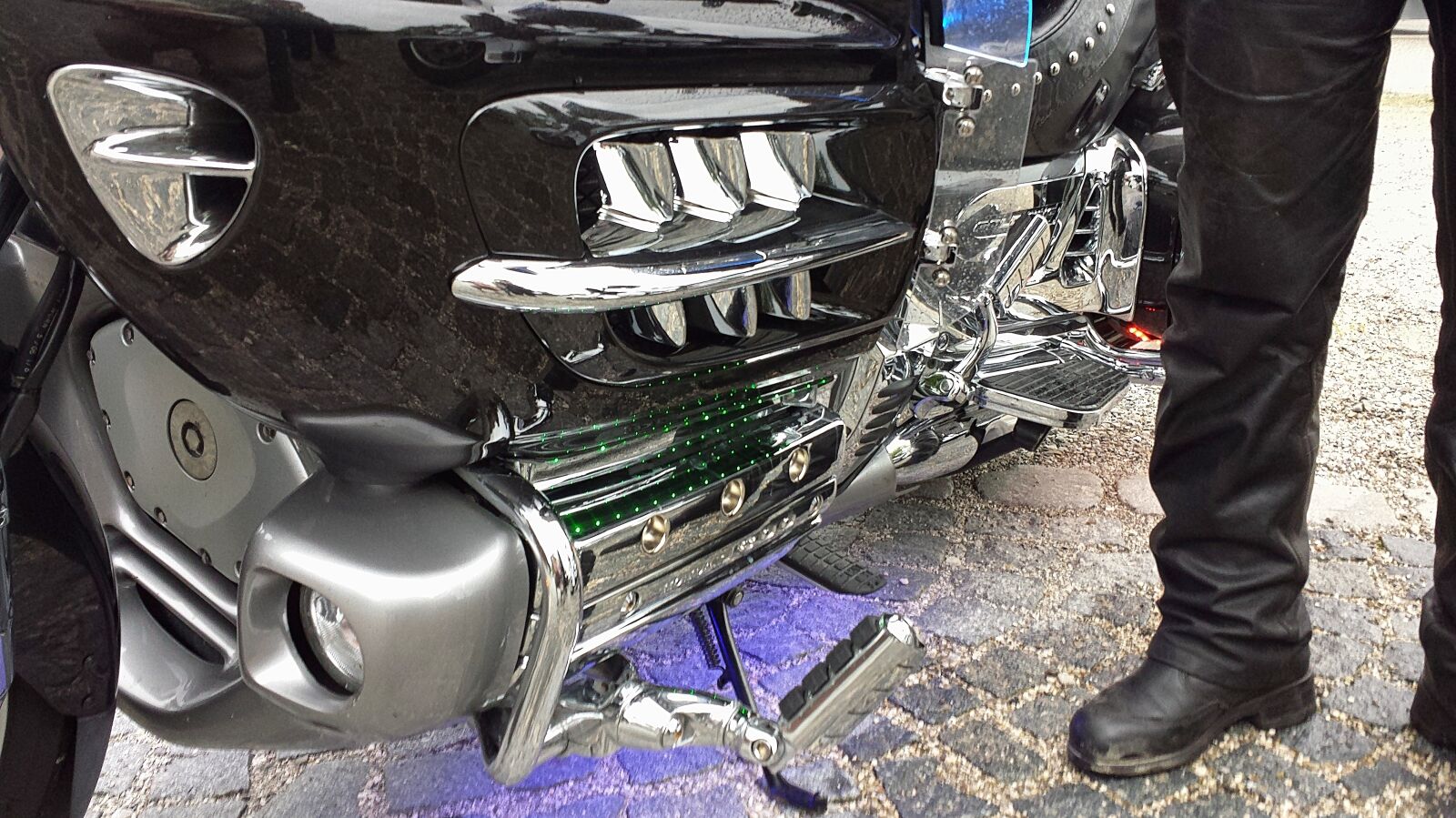 Samsung Galaxy S4 sample photo. Golden wings, motorcycle, motorcycle photography