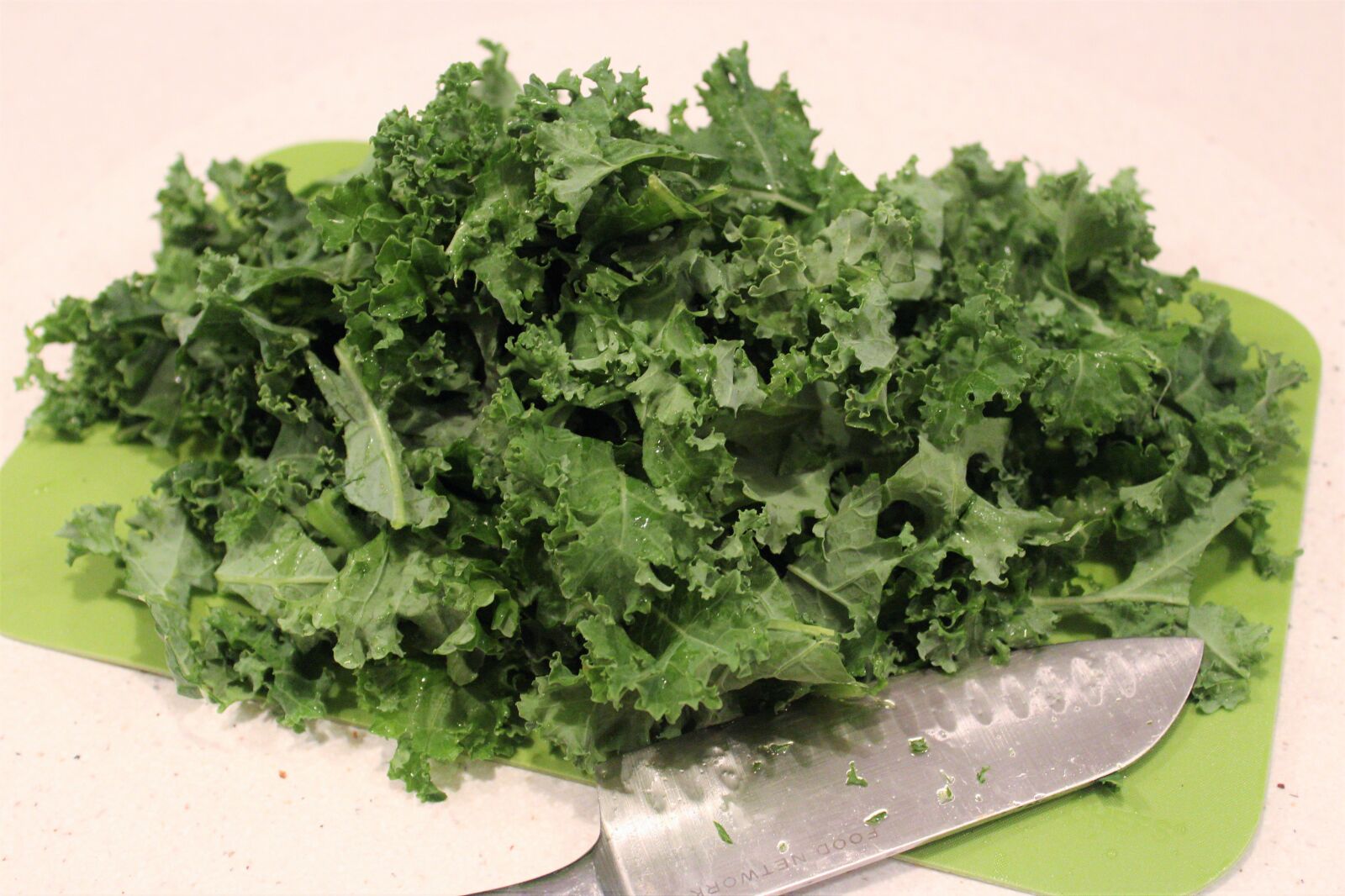 Canon EOS 1200D (EOS Rebel T5 / EOS Kiss X70 / EOS Hi) sample photo. Chopped, eating, healthy, green photography