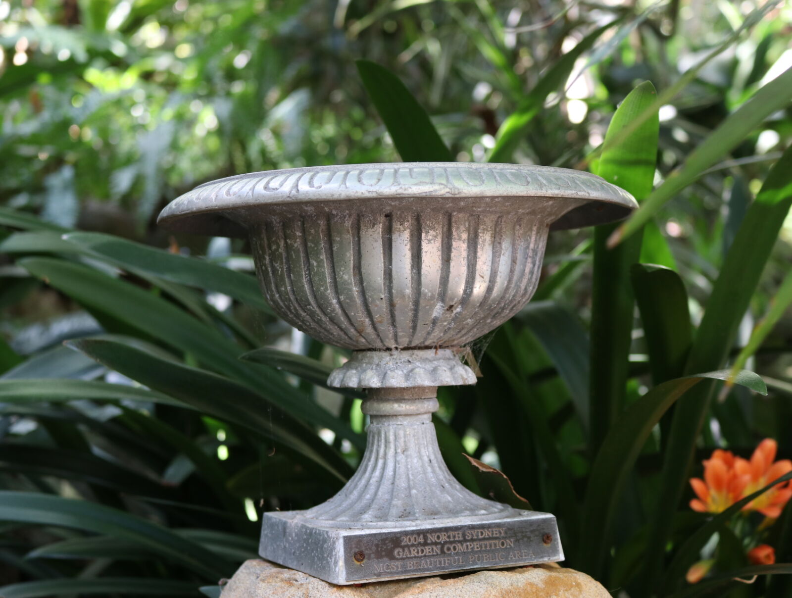 Canon EOS 80D sample photo. Decoration, garden, vase photography