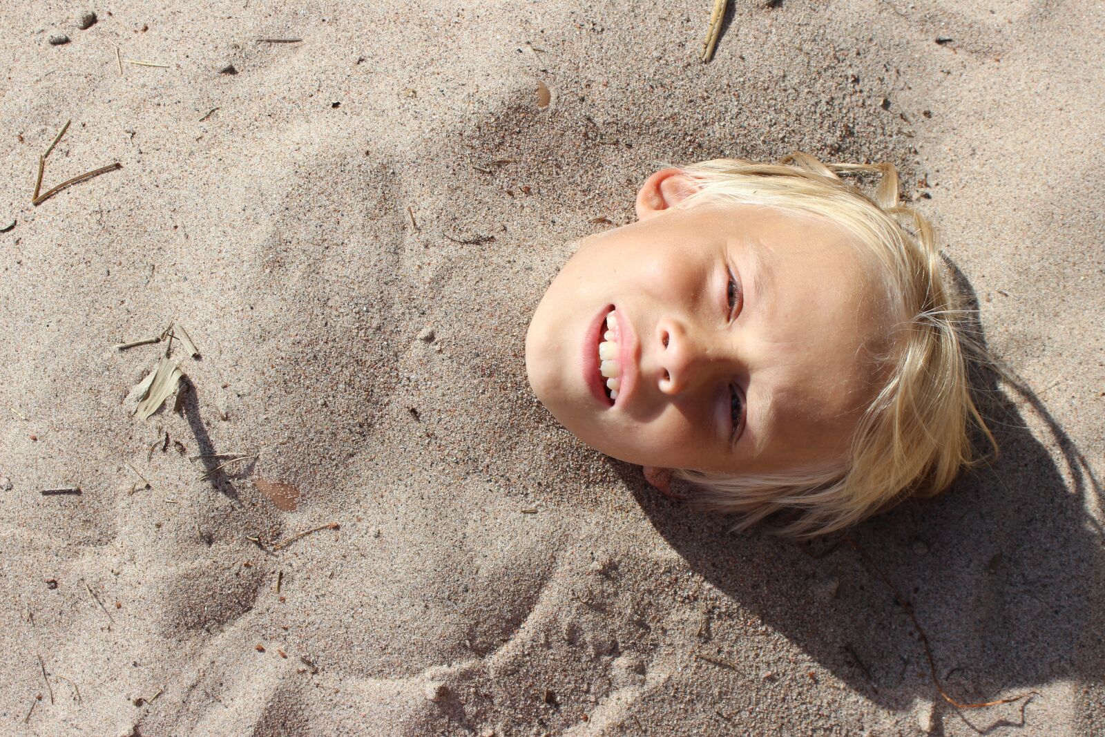 Canon EOS 600D (Rebel EOS T3i / EOS Kiss X5) sample photo. Children, summer, beach photography
