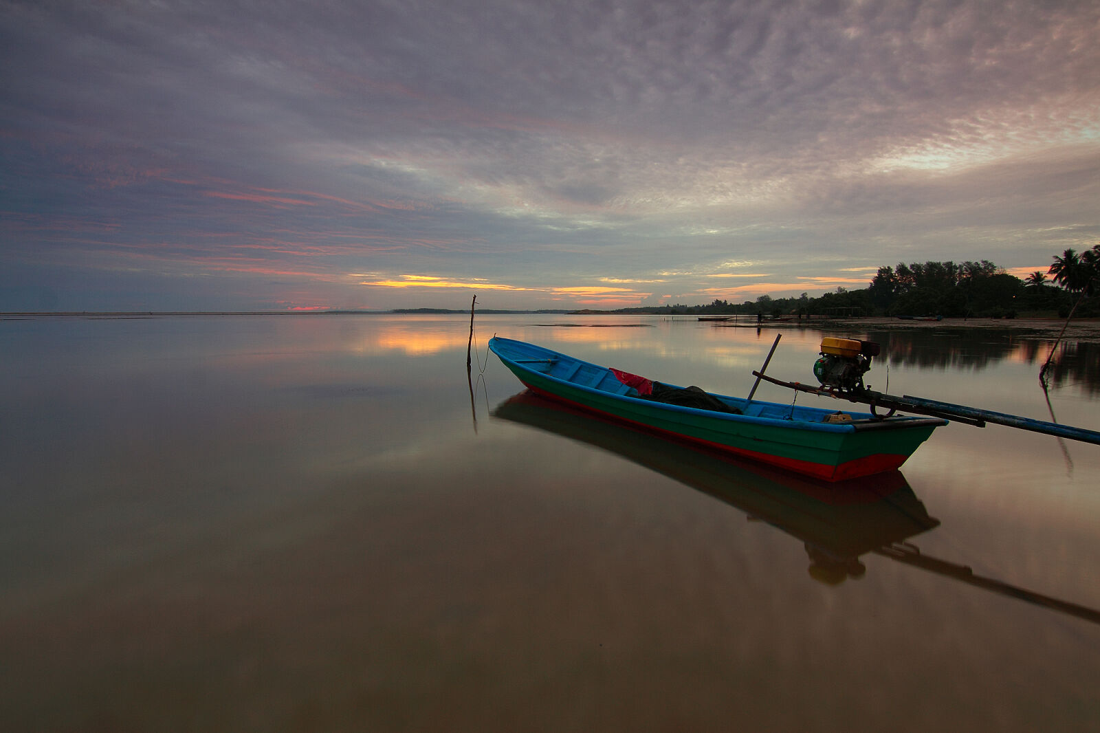 Canon EOS 50D sample photo. Beach, boat, clouds, dawn photography