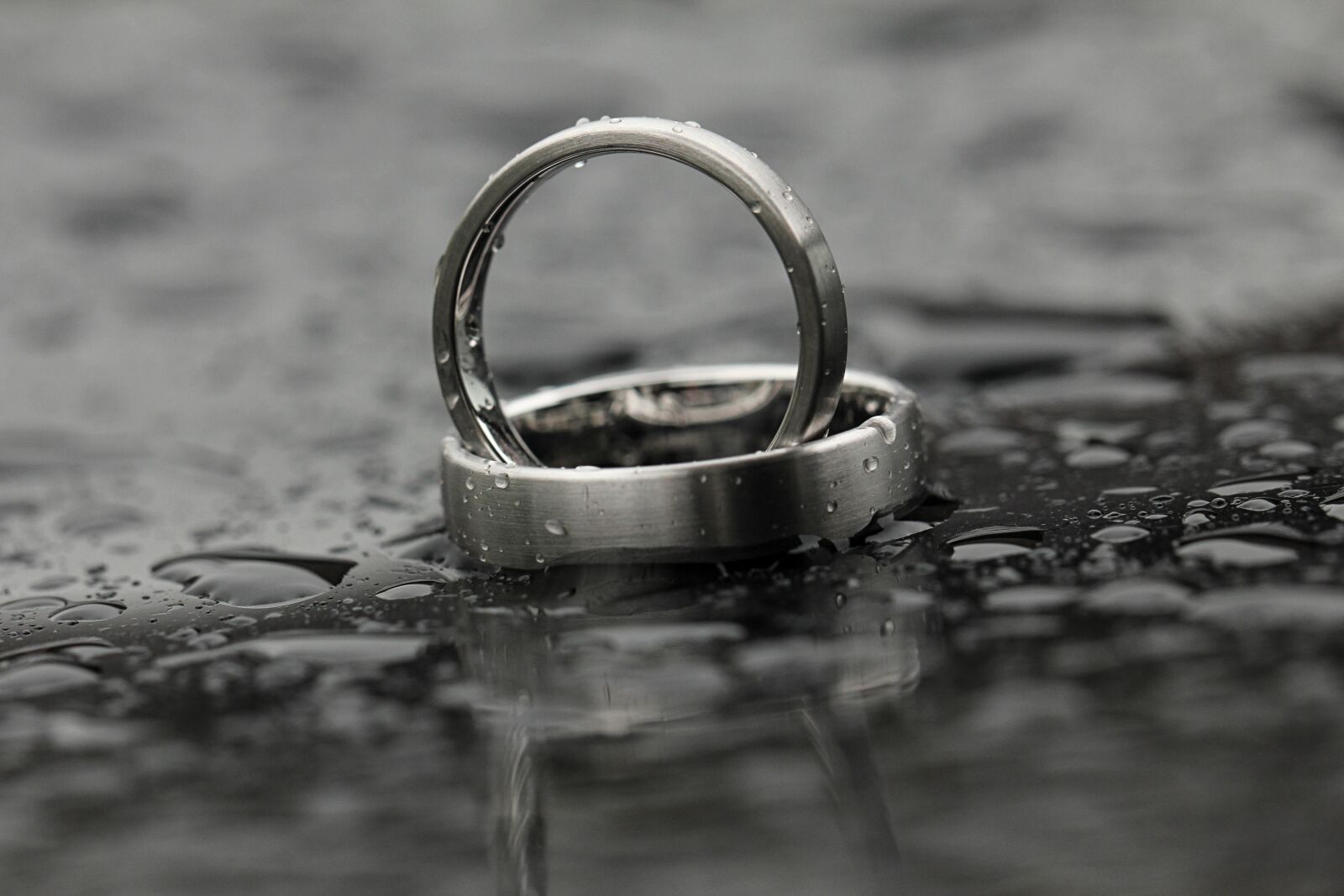 Canon EF 100mm F2.8L Macro IS USM sample photo. Wet, ring, wedding photography