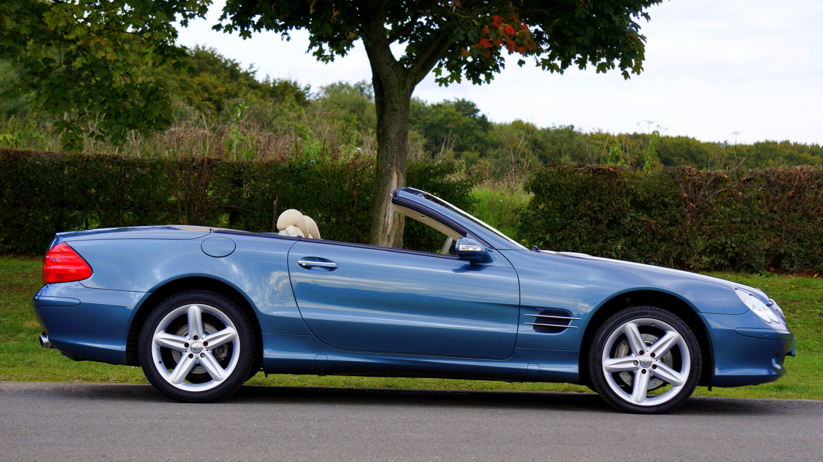 Sony E 55-210mm F4.5-6.3 OSS sample photo. Blue, car, class, classic photography