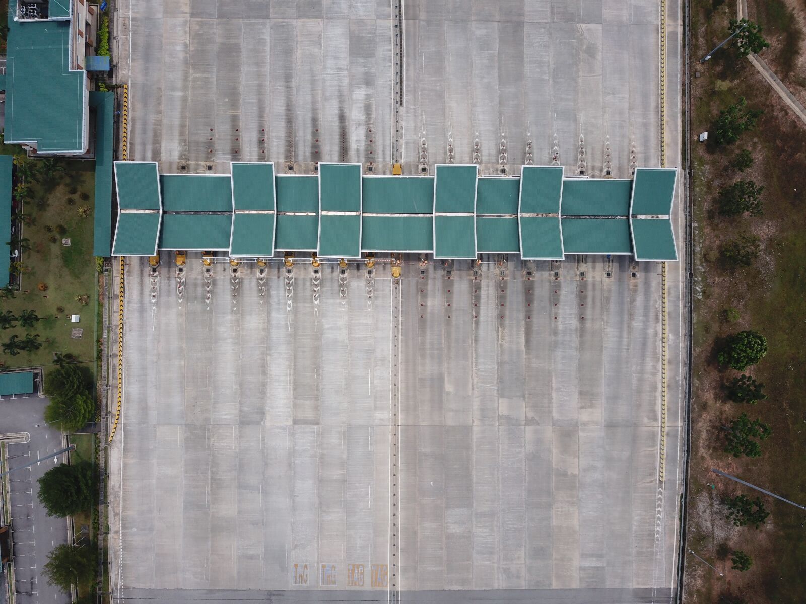 DJI FC220 sample photo. Quiet highway, quarantine, covid-19 photography