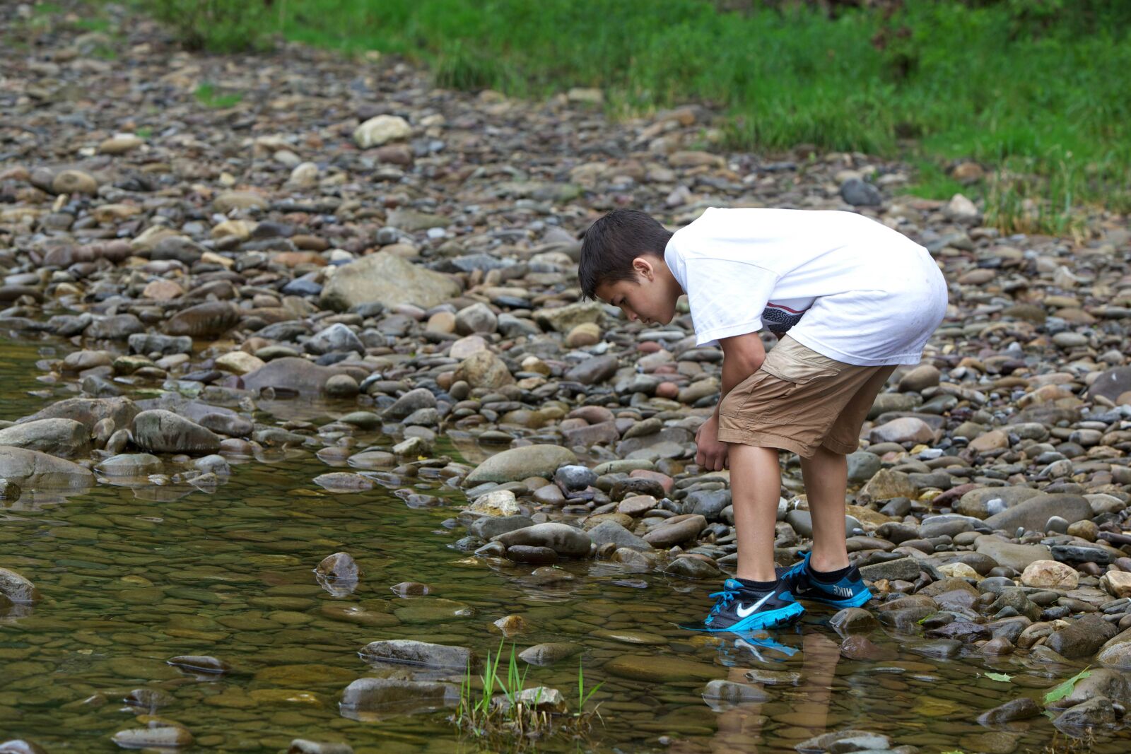 Canon EOS 5D Mark II sample photo. Teen, boy, looks, macroinvertebrates photography