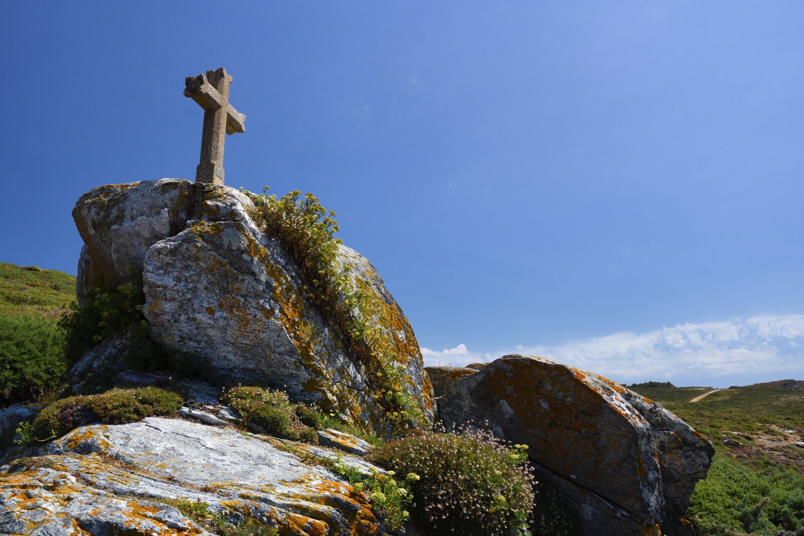 Nikon D500 sample photo. Cross, rocks, mountain photography