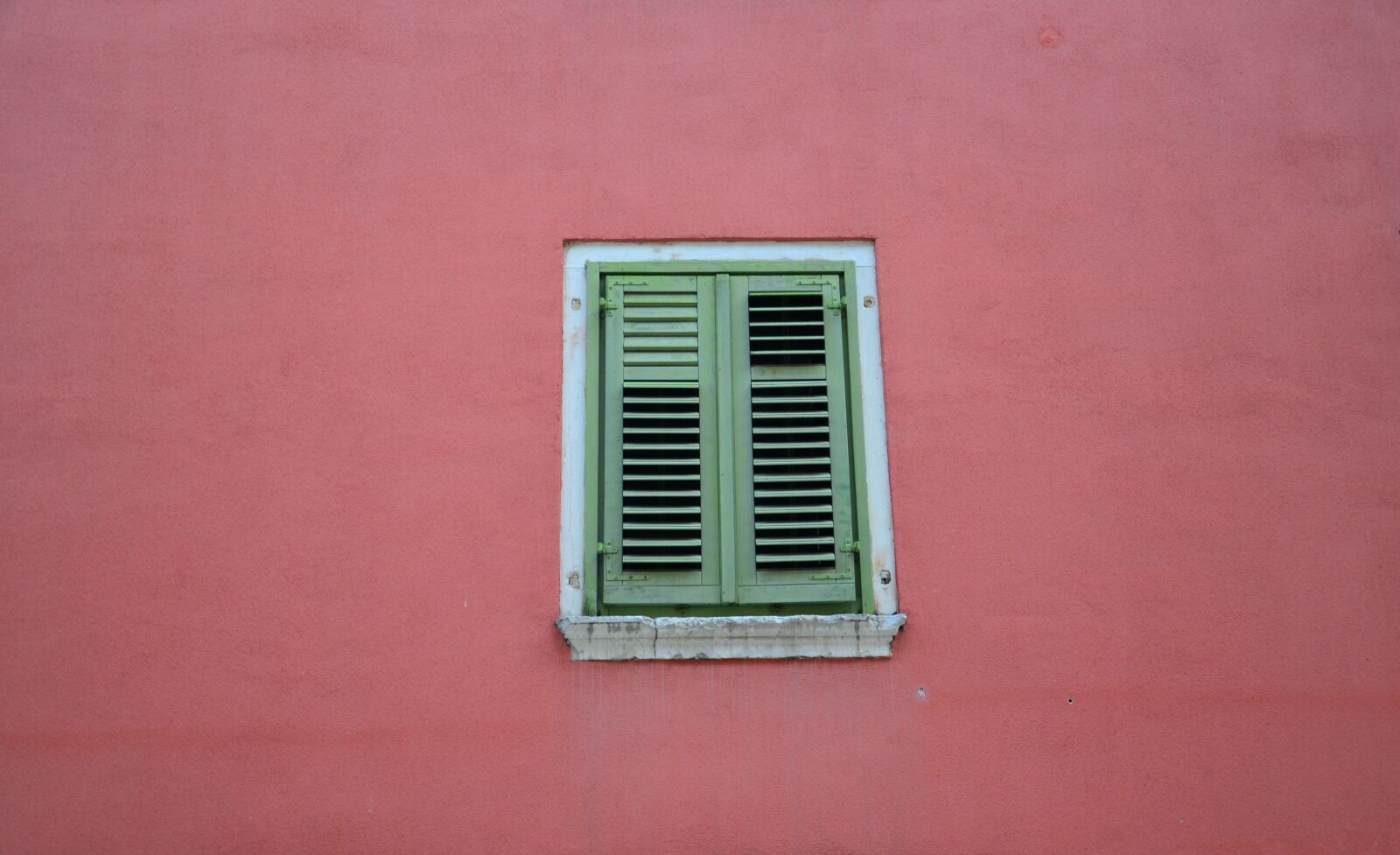Nikon D5100 sample photo. Shutters, window, red wall photography